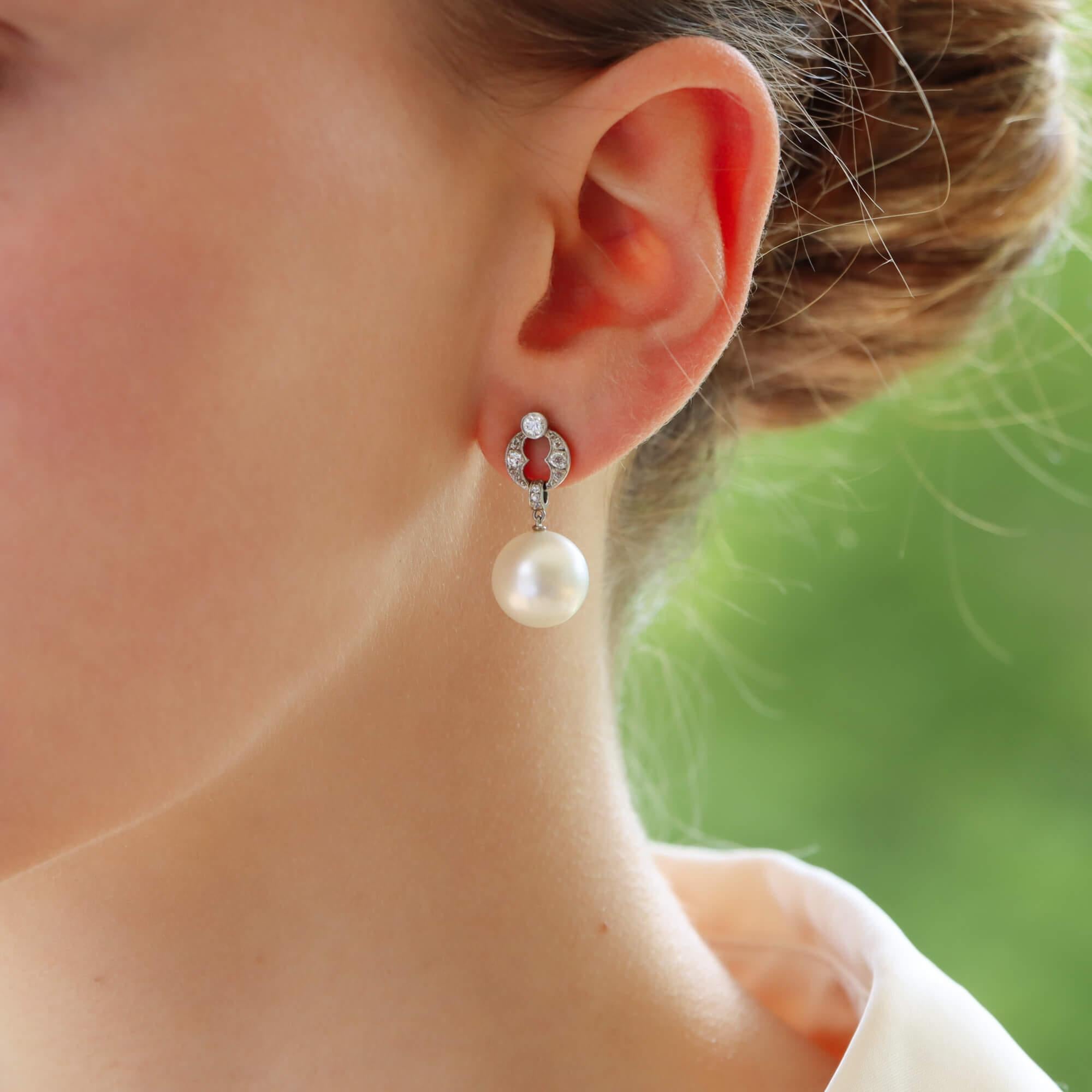 Art Deco Stil Diamant und Perlen Ohrringe aus Platin (Art déco) im Angebot