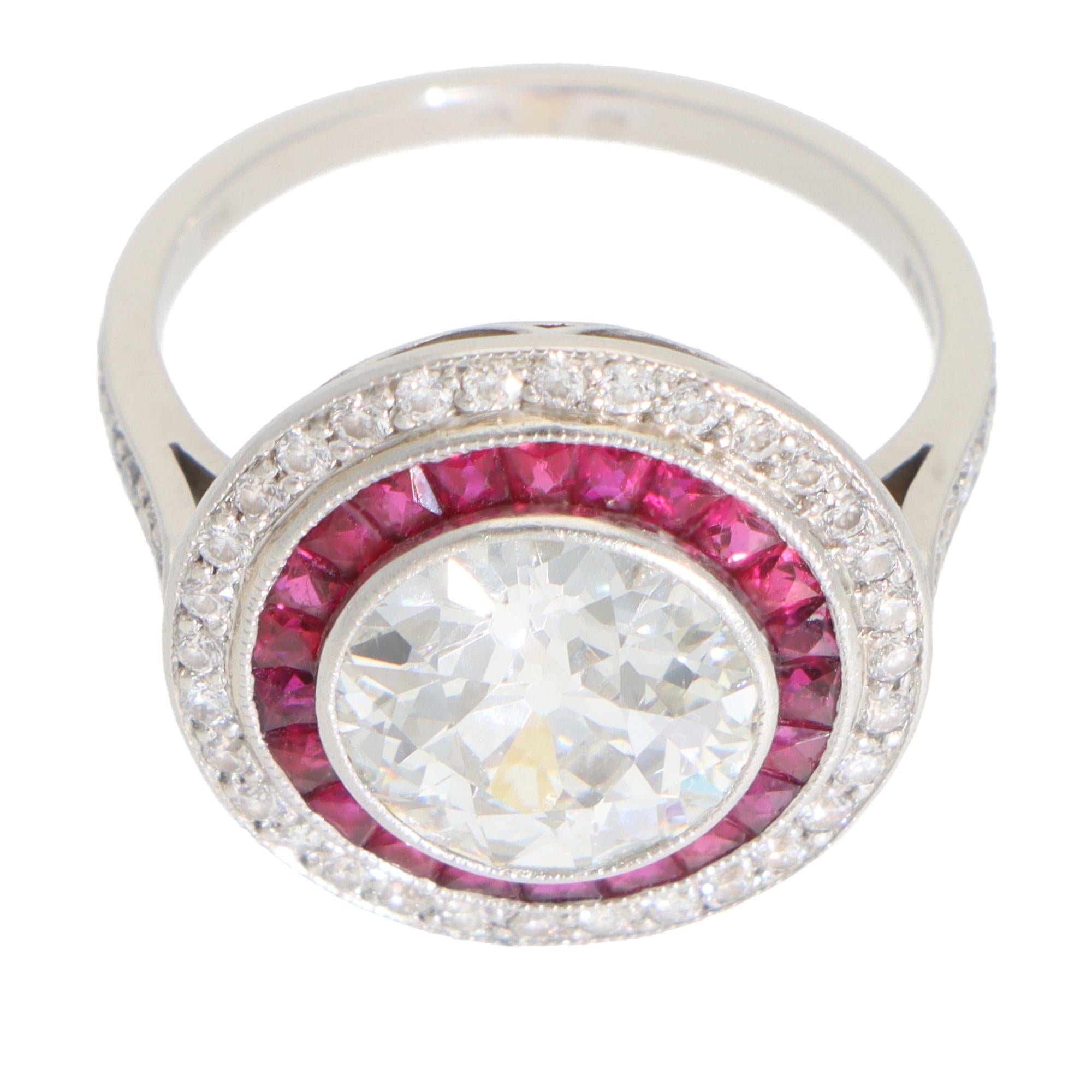 Un bellissimo anello a doppio bersaglio con diamanti e rubini di ispirazione Art Deco, incastonato in platino.

L'anello è caratterizzato da uno scintillante diamante rotondo di taglio antico incastonato in un castone. Intorno a questo splendido