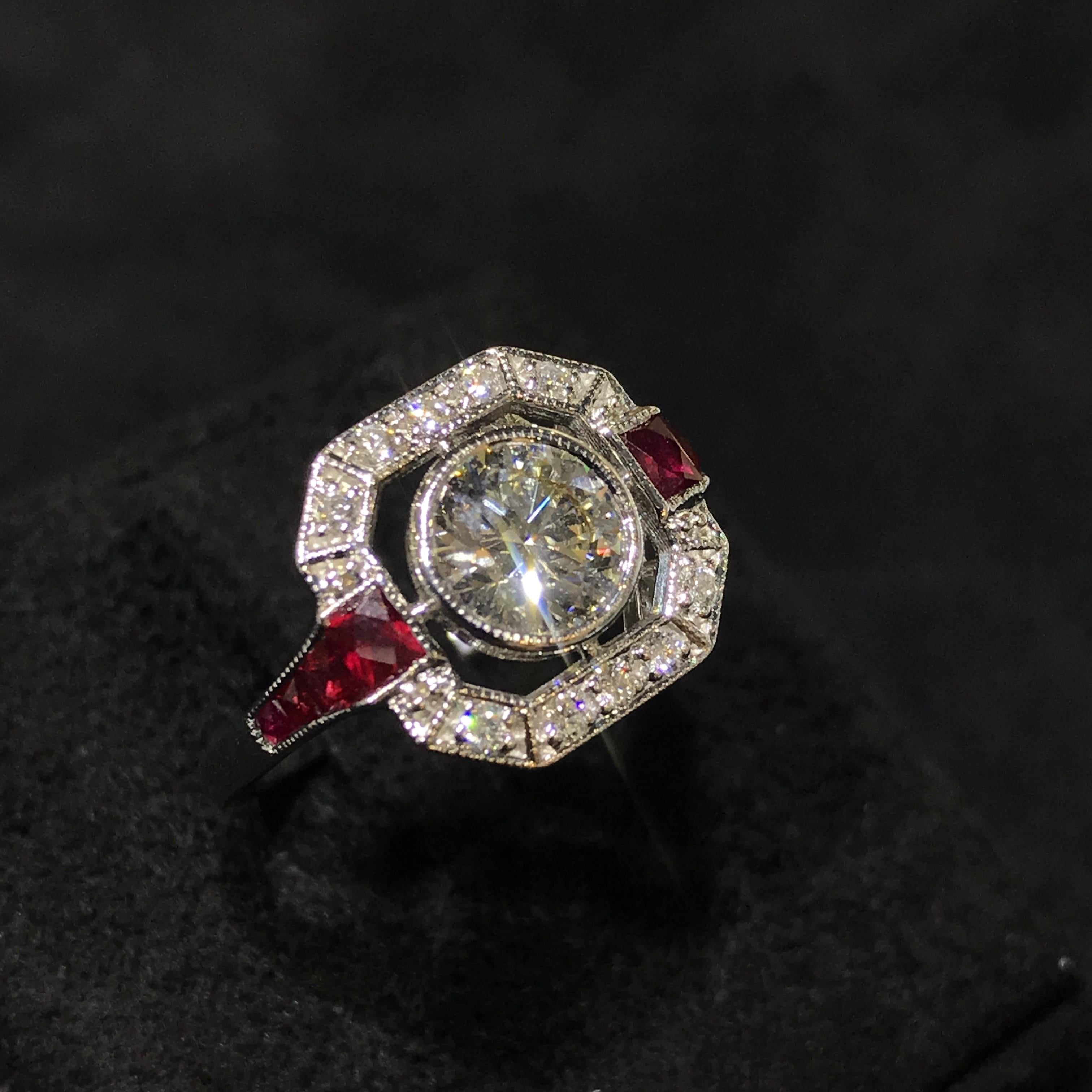 Anillo de compromiso de diamantes y rubíes estilo Art Déco en oro blanco de 18 quilates 1