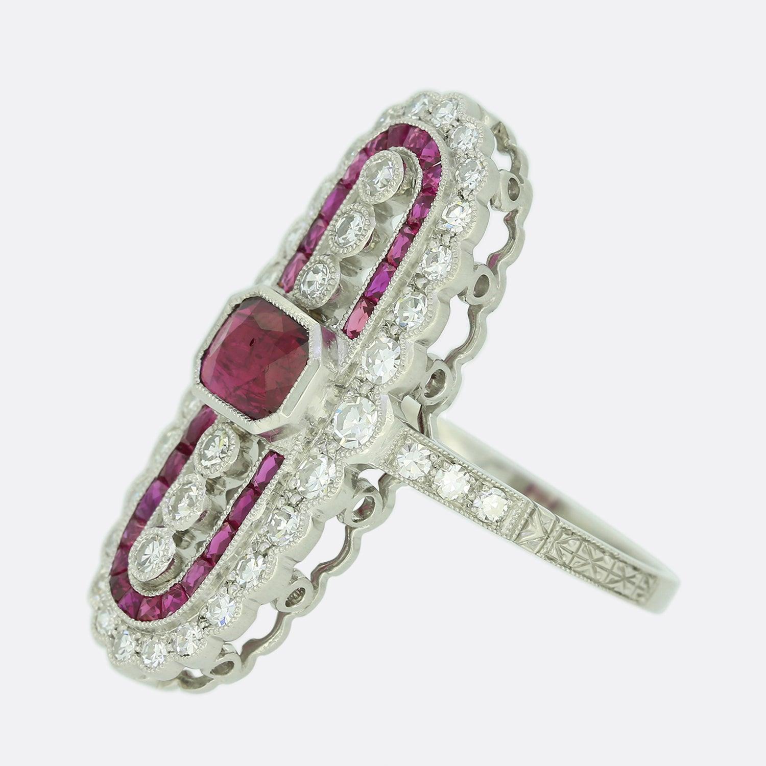 Si tratta di un anello con rubino e diamante in stile Art Déco. Il punto focale dell'anello è un rubino centrale da 1,04 carati, con incastonatura rubover. Intorno alla pietra centrale ci sono rubini multipli tagliati a calibro e una fila finale di