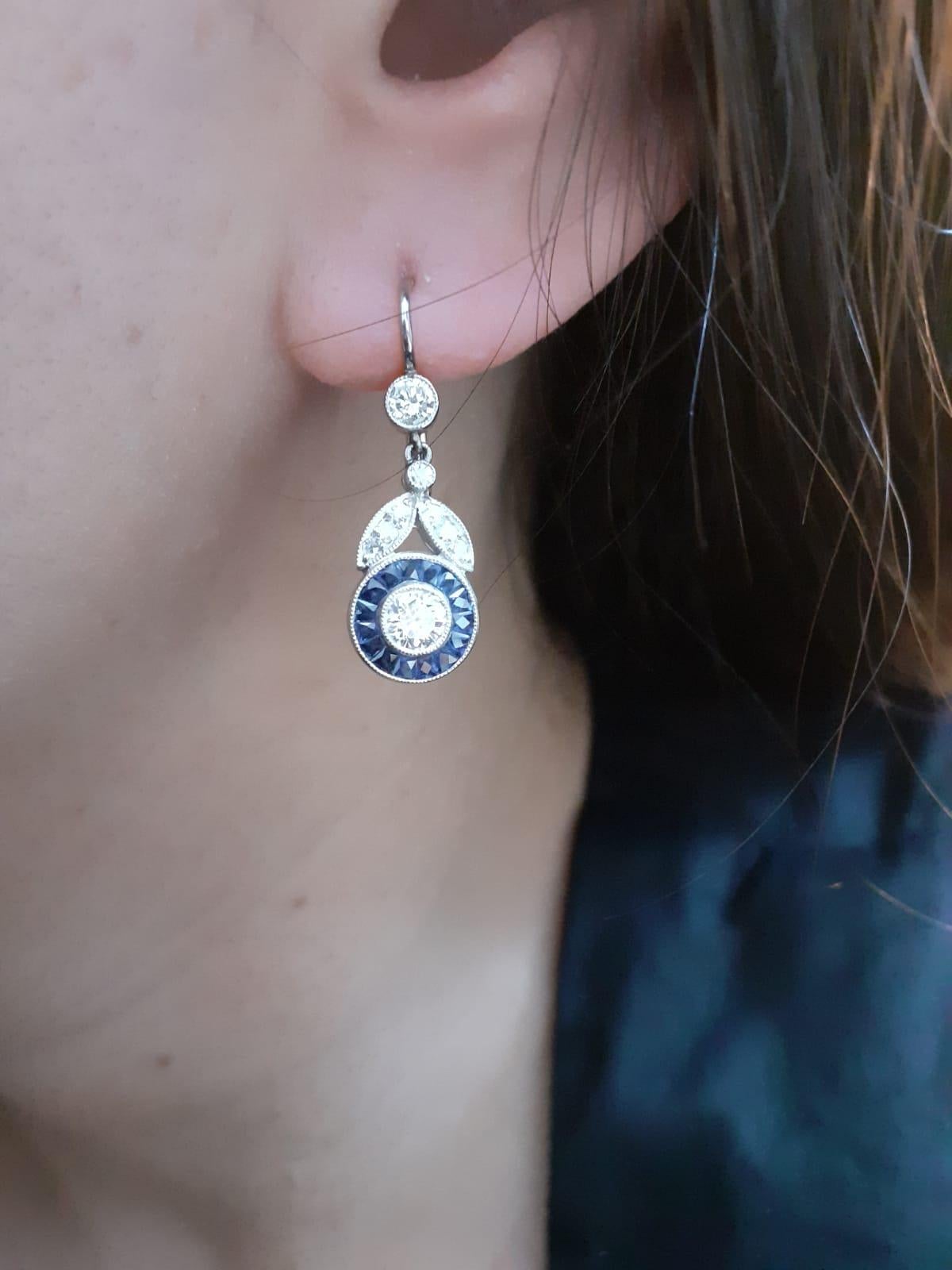 Taille ronde Boucles d'oreilles de style Art déco en platine avec motifs floraux en diamants et saphirs. en vente