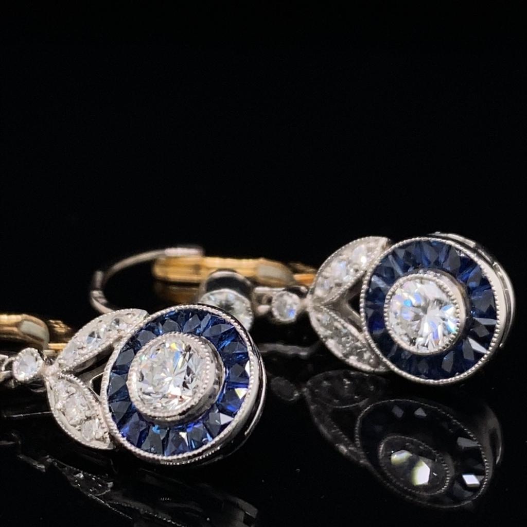 Art Deco Stil Diamant und Saphir geblümte Target-Ohrringe aus Platin. (Rundschliff) im Angebot