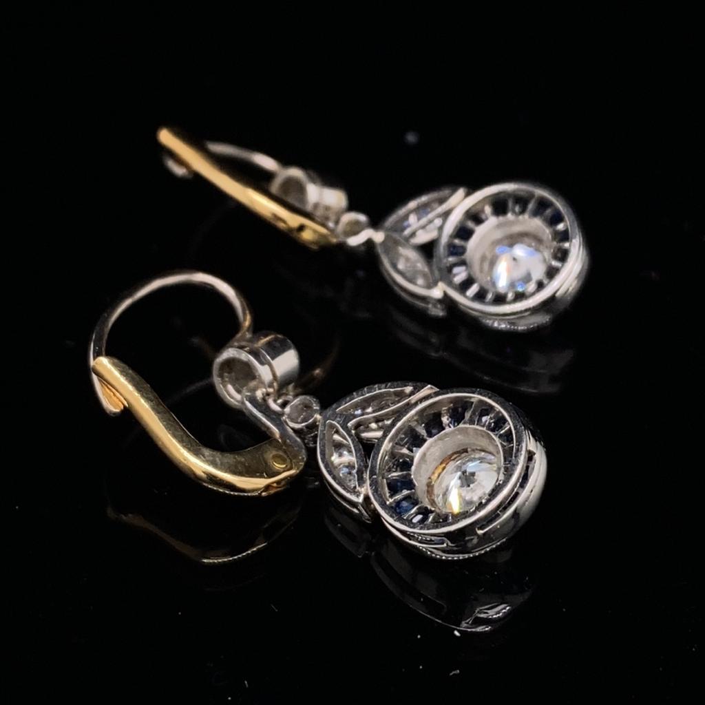 Boucles d'oreilles de style Art déco en platine avec motifs floraux en diamants et saphirs. Pour femmes en vente