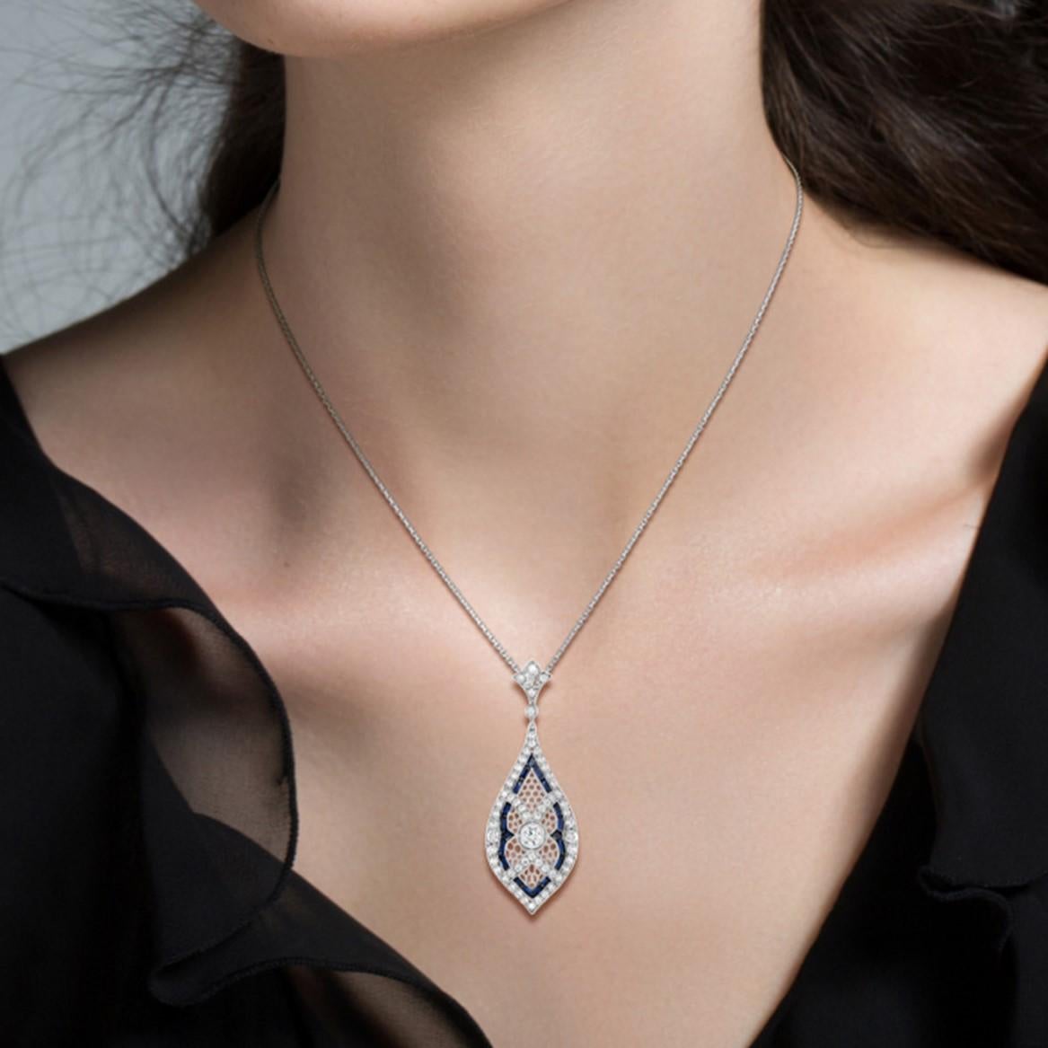 Pendentif en diamant et saphir de style Art déco, serti de saphirs de taille française et de diamants ronds sur une monture ajourée de forme marquise. Monté en or blanc 14k. Un complément glamour à un look féminin Art déco. Le pendentif se porte