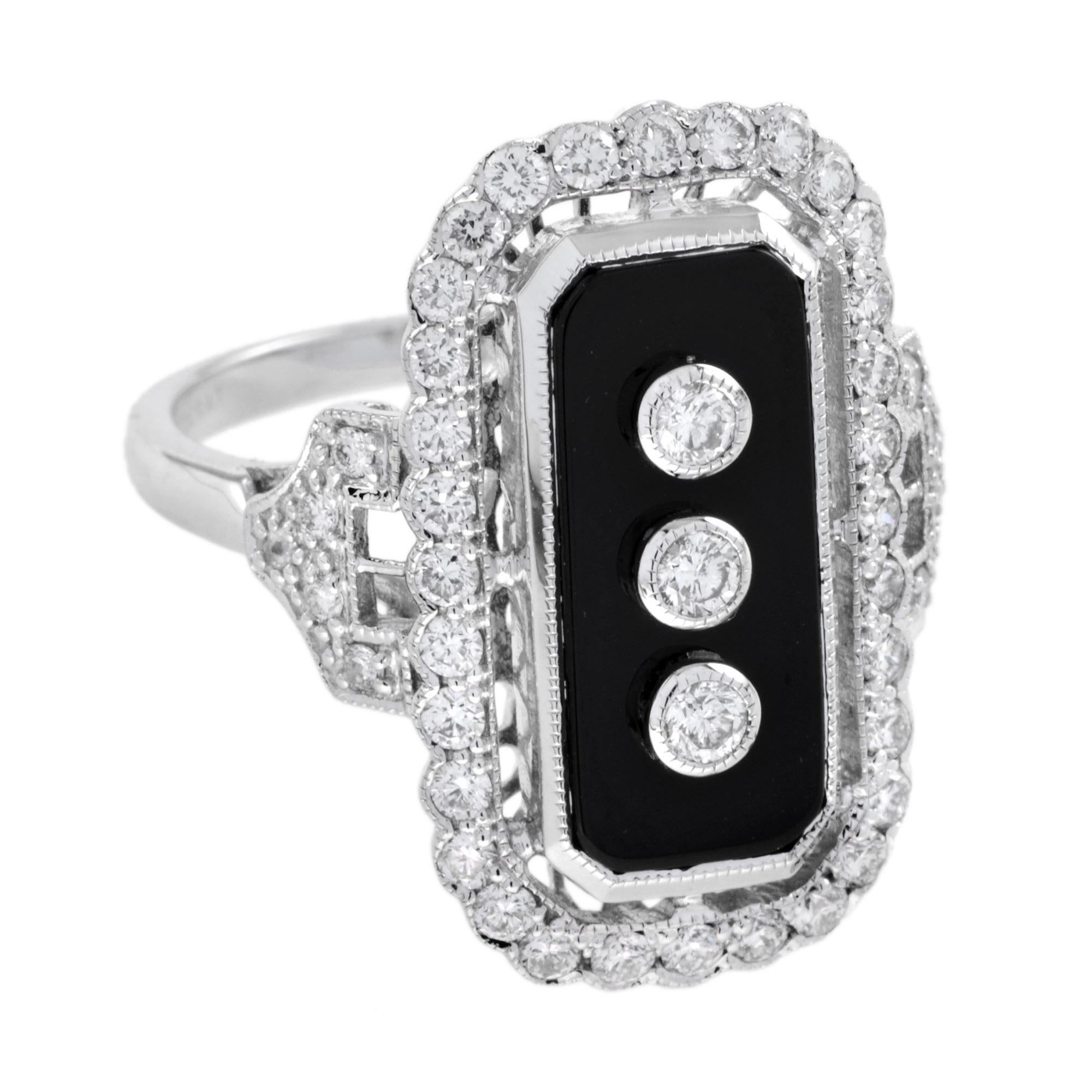 Reconnaissable au style Art déco, le triple diamant central est serti en or blanc sur un onyx noir brillant en forme d'émeraude. Entourée d'une rangée de diamants sertis à la main, elle crée une bague élégante en forme de queue