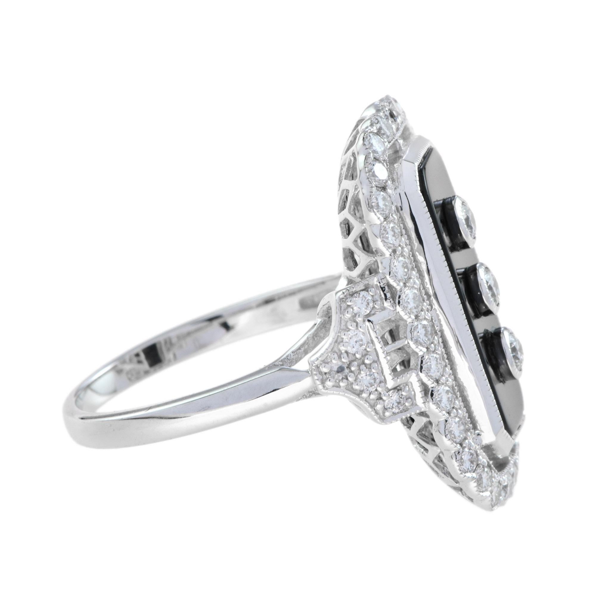 Taille ronde Bague en or blanc de style Art déco, sertie de diamants et d'onyx noir en forme de bouclier en vente