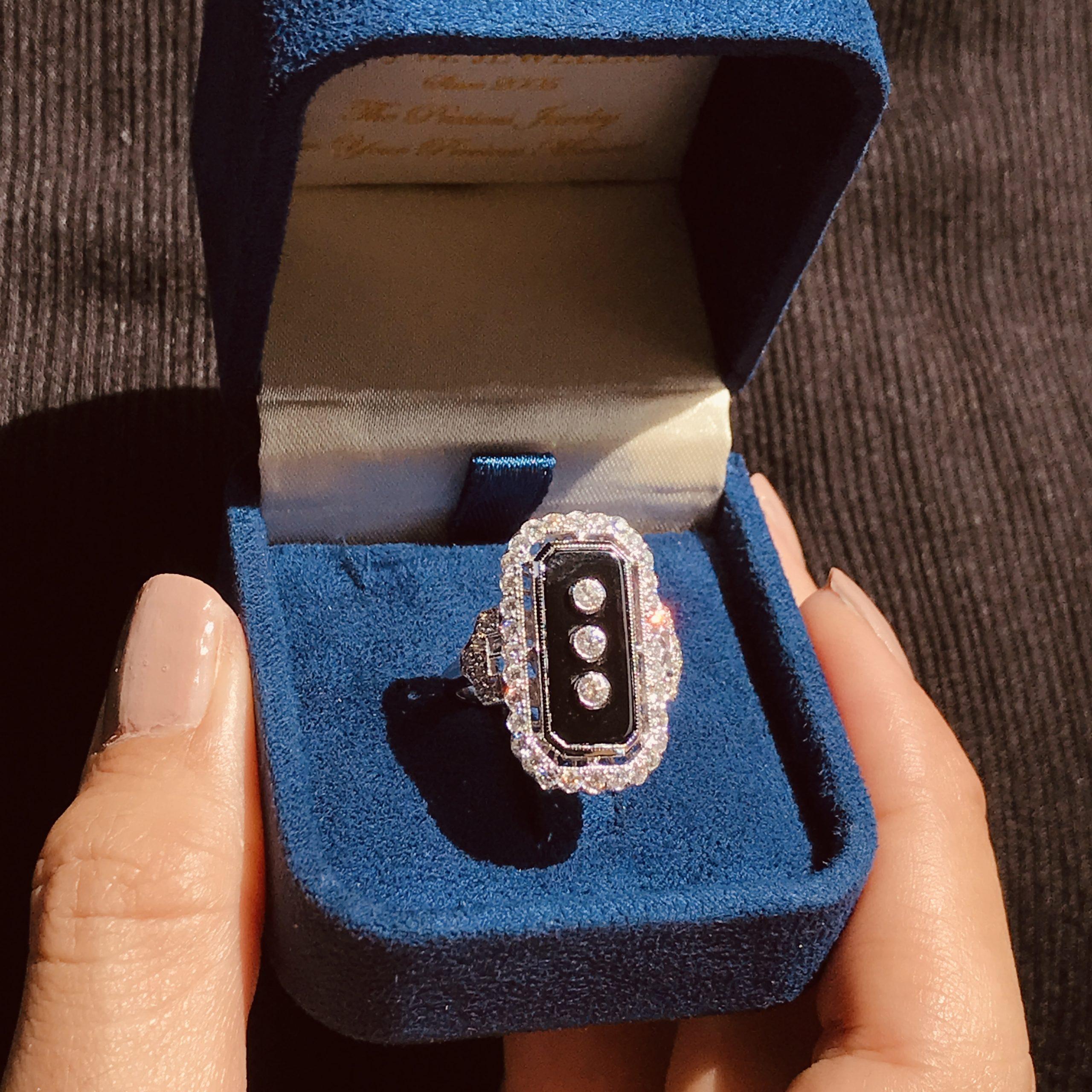 Bague en or blanc de style Art déco, sertie de diamants et d'onyx noir en forme de bouclier en vente 1