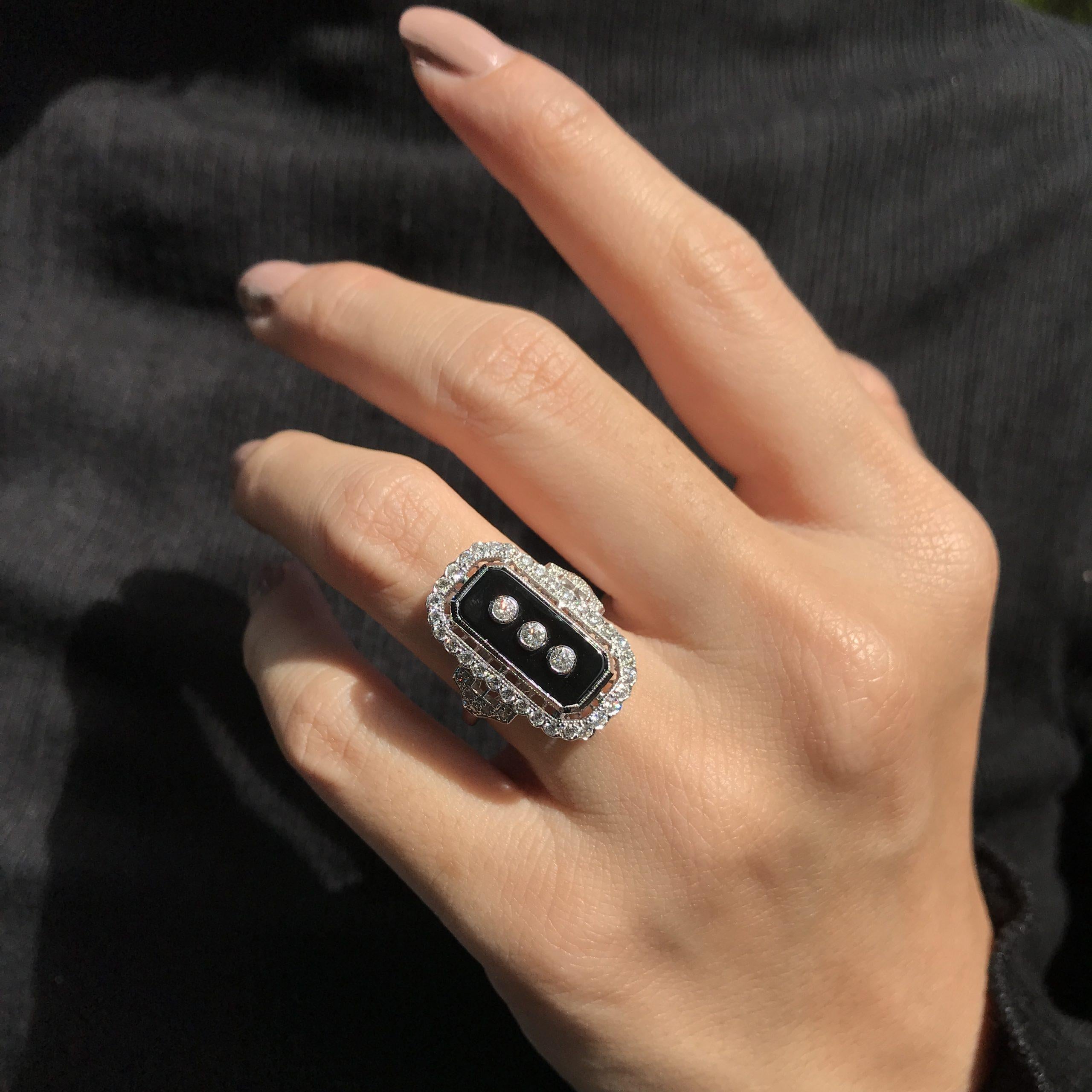 Bague en or blanc de style Art déco, sertie de diamants et d'onyx noir en forme de bouclier en vente 3