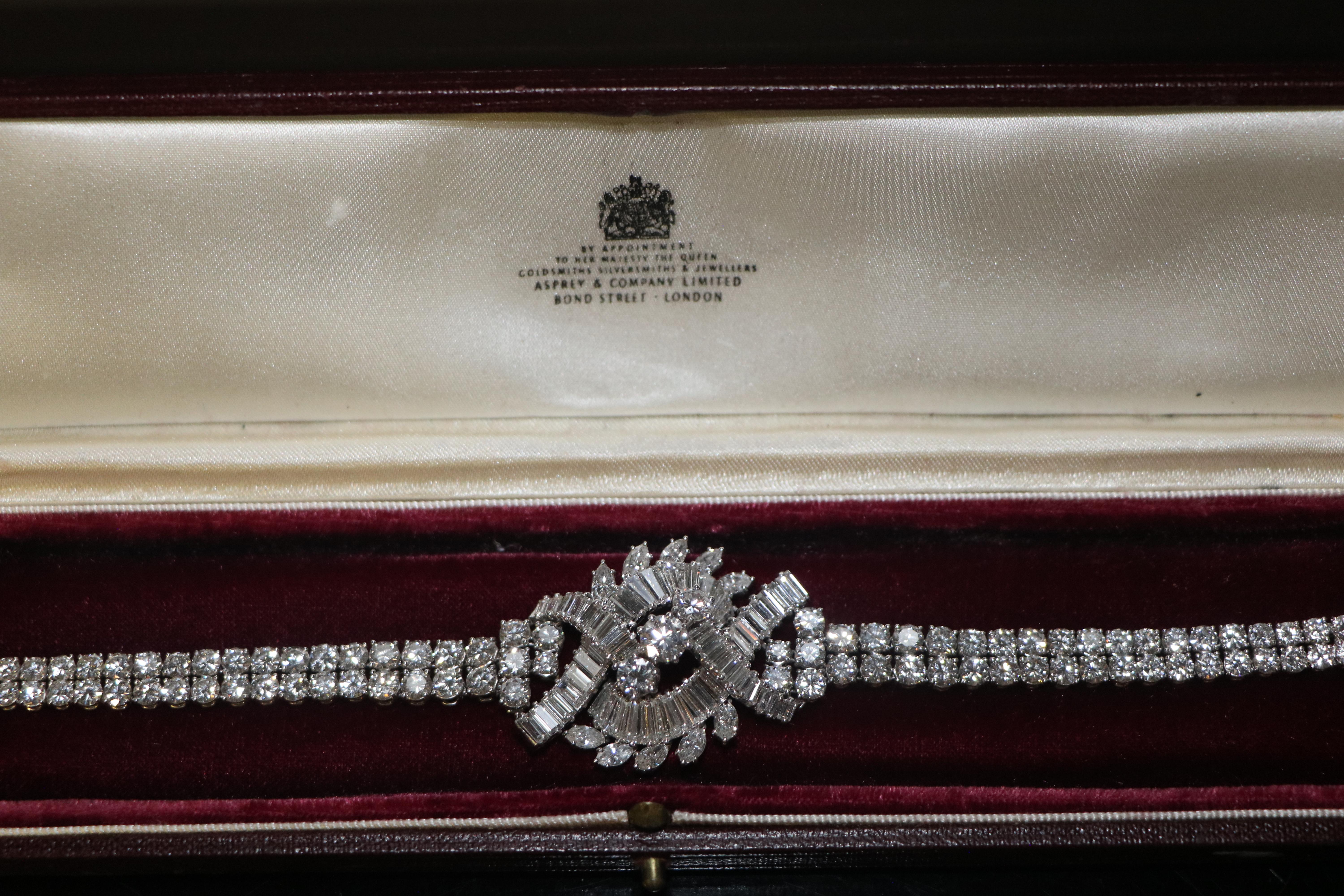 Art Deco style diamond bracelet from Asprey & Company Limited In Excellent Condition For Sale In Tel Aviv - Jaffa, IL