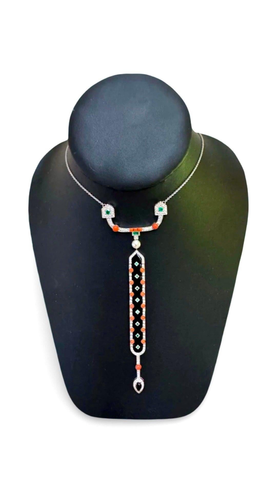 Collier Art Déco, 107 diamants ronds de taille brillant 1.10 cttw  G-H VS1-VS2,1 Onyx taillé 0.40 ct ,9 Onyx taillé 6.46 cttw ,12 Emeraude taille mixte 0.51 cttw ,20 Corail 1.40 ct ,1 Perle de culture Or blanc 18K 20.11g. La chaîne est de 18