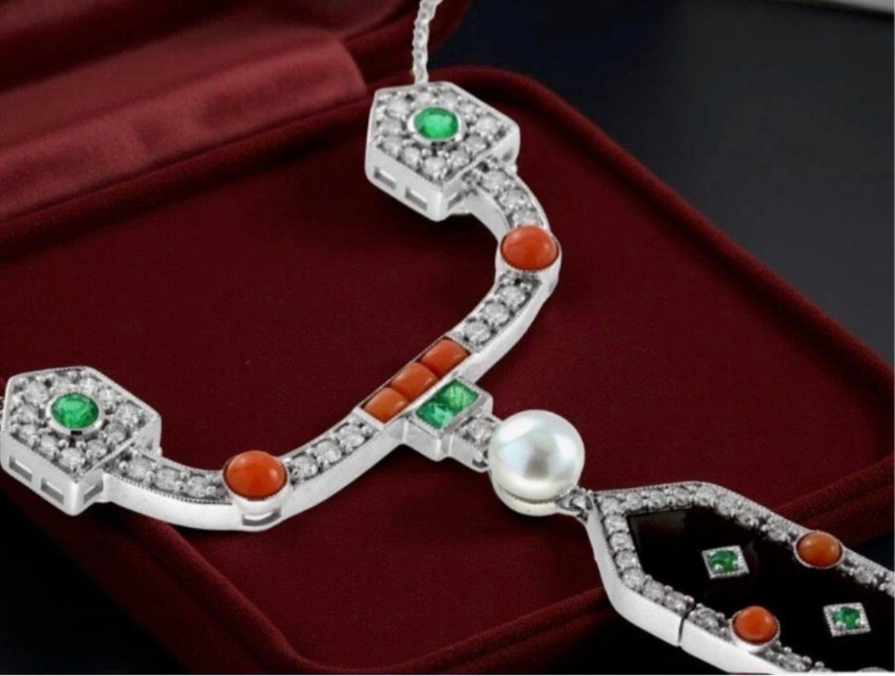 Taille émeraude Collier en or blanc 18K avec diamants, corail, émeraude, perles et onyx de style Art Déco en vente