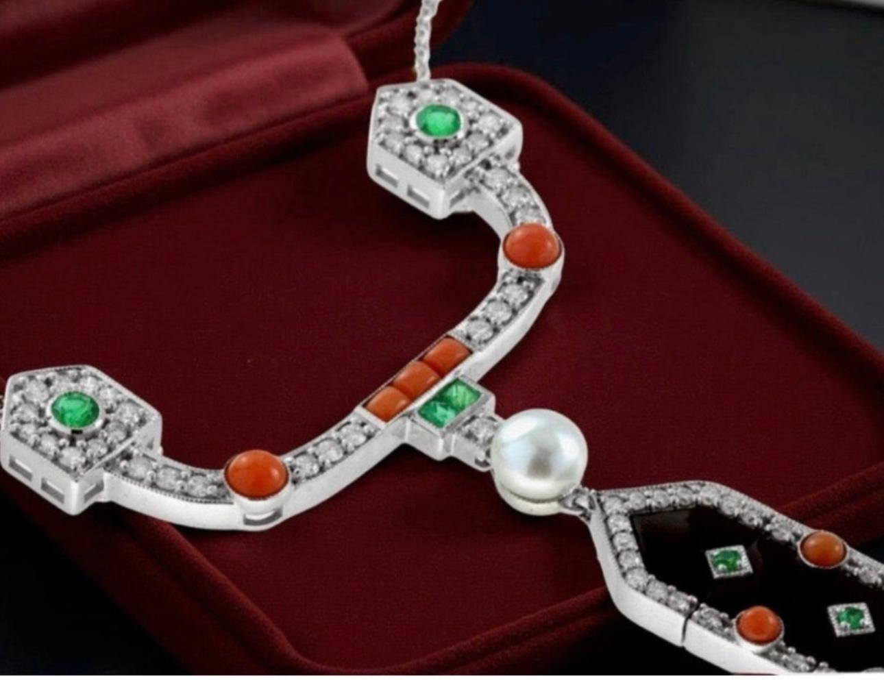 Collier en or blanc 18K avec diamants, corail, émeraude, perles et onyx de style Art Déco Pour femmes en vente