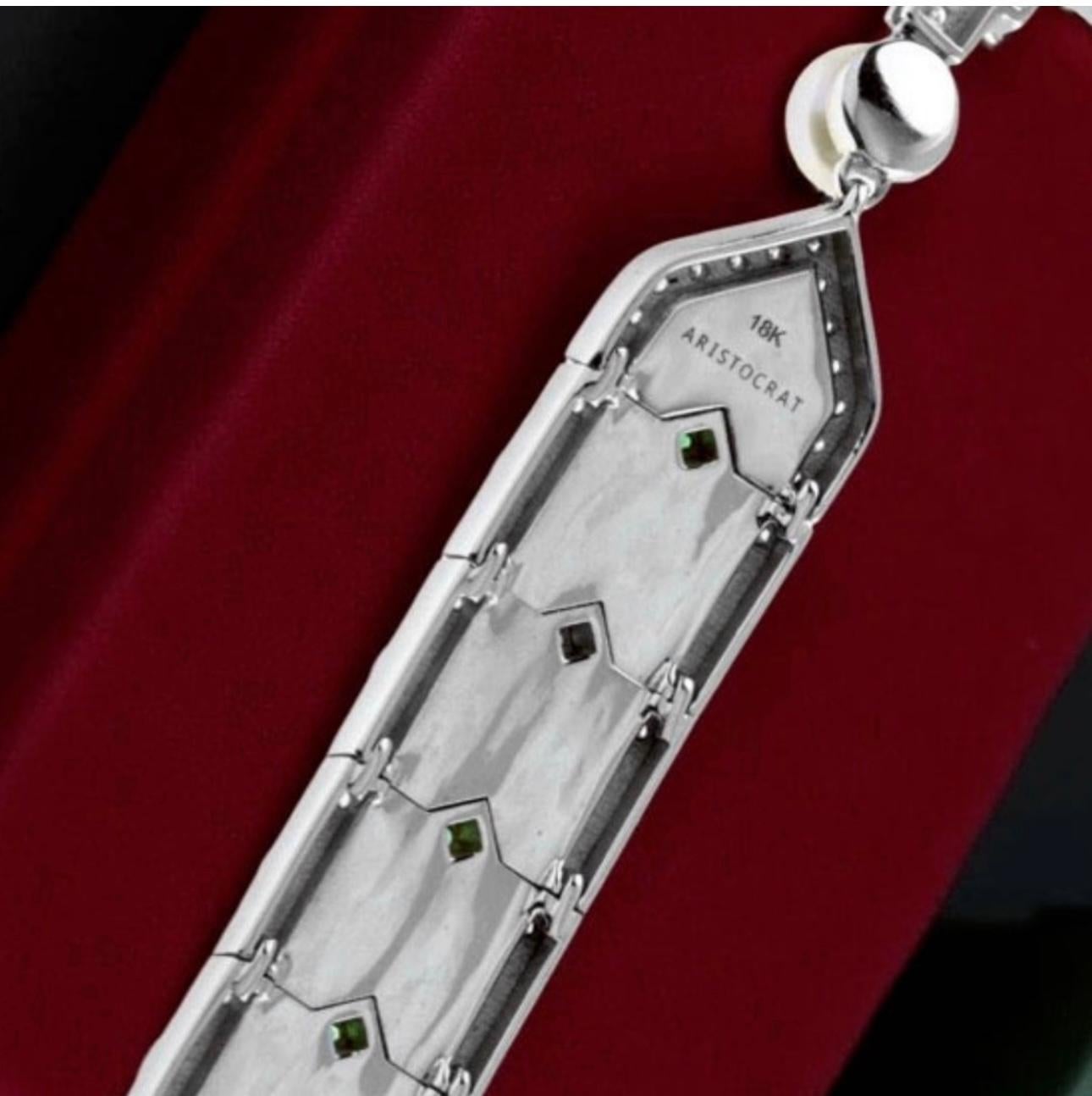 Collier en or blanc 18K avec diamants, corail, émeraude, perles et onyx de style Art Déco en vente 1