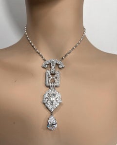 Cartier, collier pendentif d'inspiration Art déco avec bijoux fantaisie en diamants