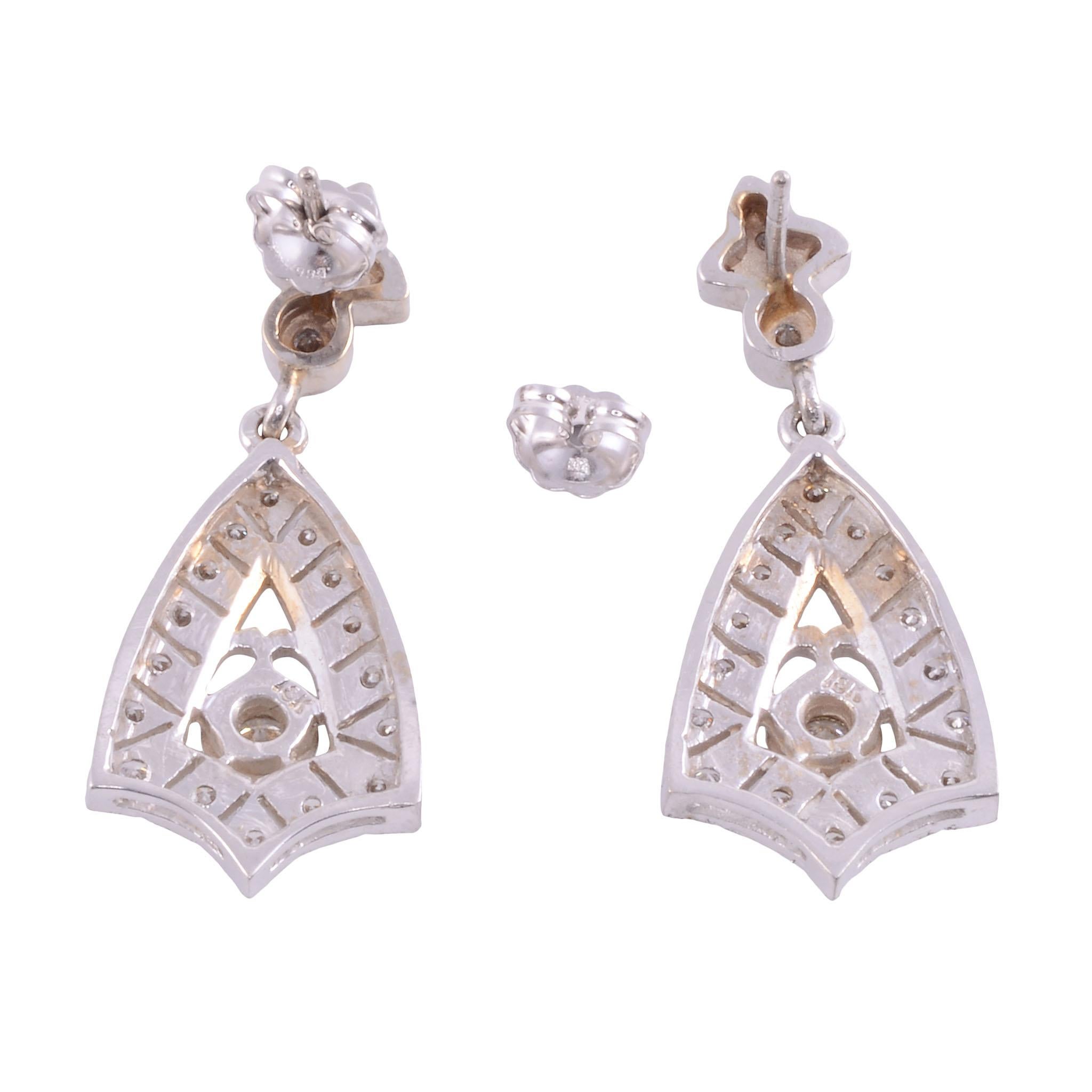 Estate Art Deco Stil Diamant Ohrringe baumeln. Diese Ohrringe aus 18 Karat Weißgold im Art-Déco-Stil sind mit 42 runden Brillanten mit einem Gesamtgewicht von 1,06 Karat besetzt. Die Diamanten haben die Reinheit SI1-2 und die Farbe I-K. [KIMH 2026