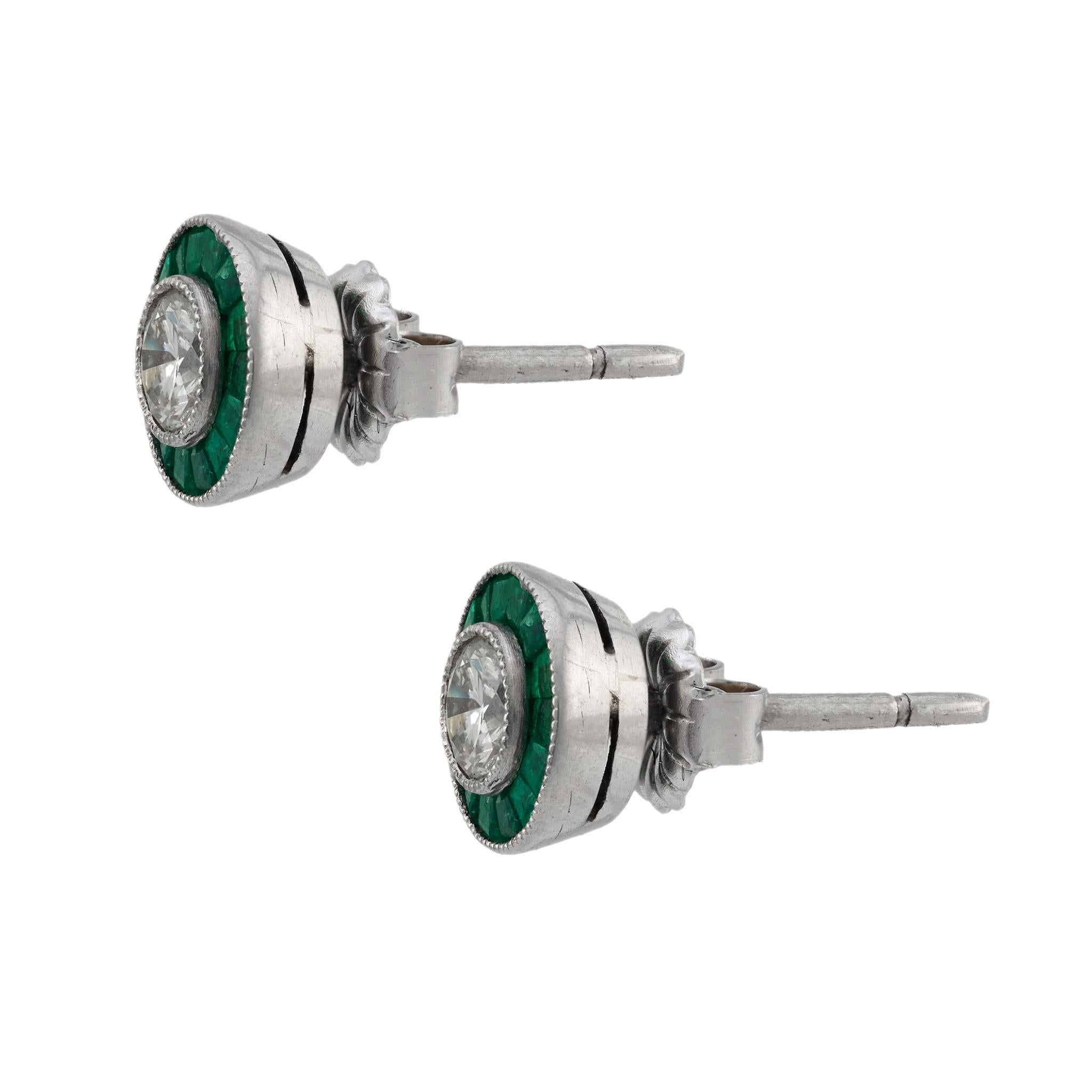 Pendientes de diamante esmeralda en blanco de platino estilo Art Déco Art Decó en venta