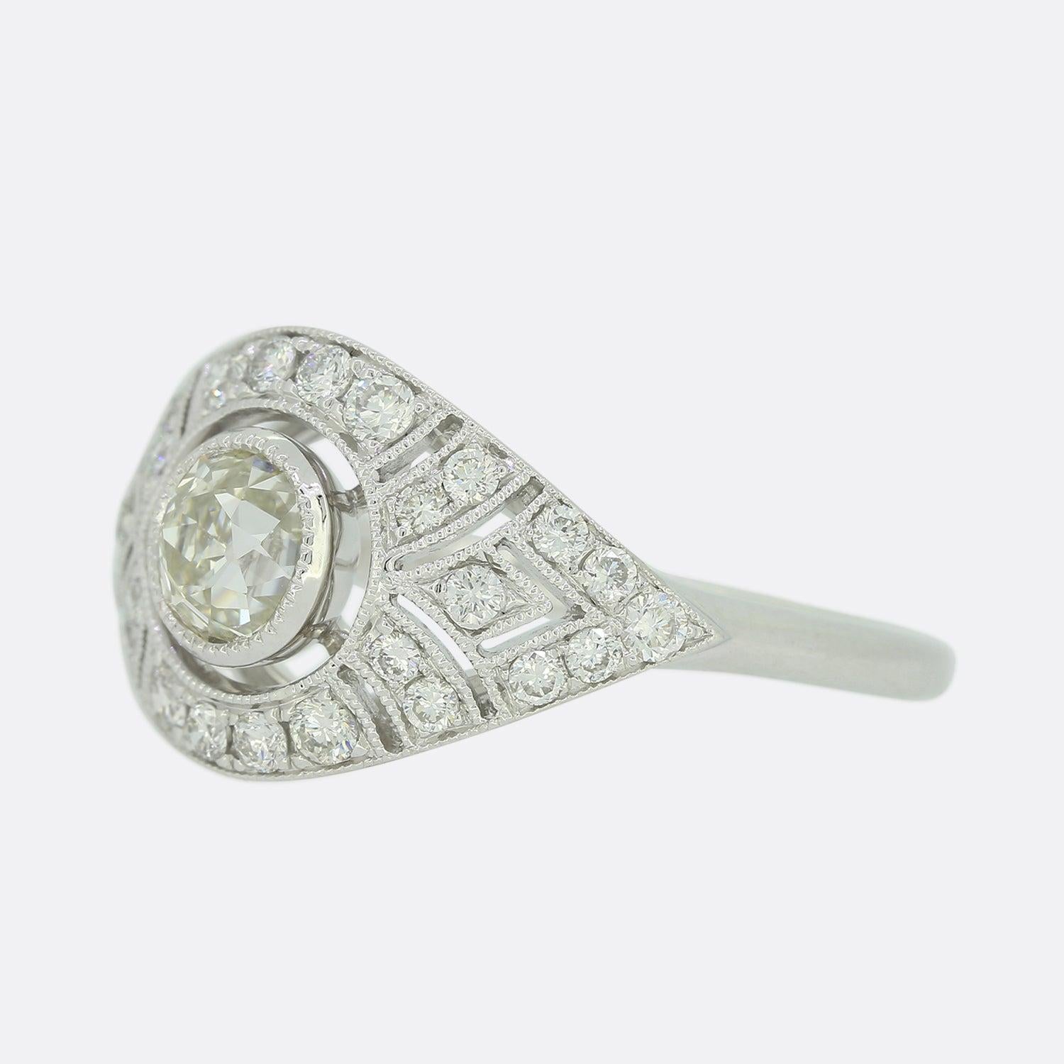 Si tratta di un anello di diamanti in oro bianco 18ct in stile Art Deco. L'anello presenta un impressionante diamante solitario taglio vecchio incastonato al centro. Tuttavia, il pezzo prende vita grazie alla raffinata lavorazione in filigrana che