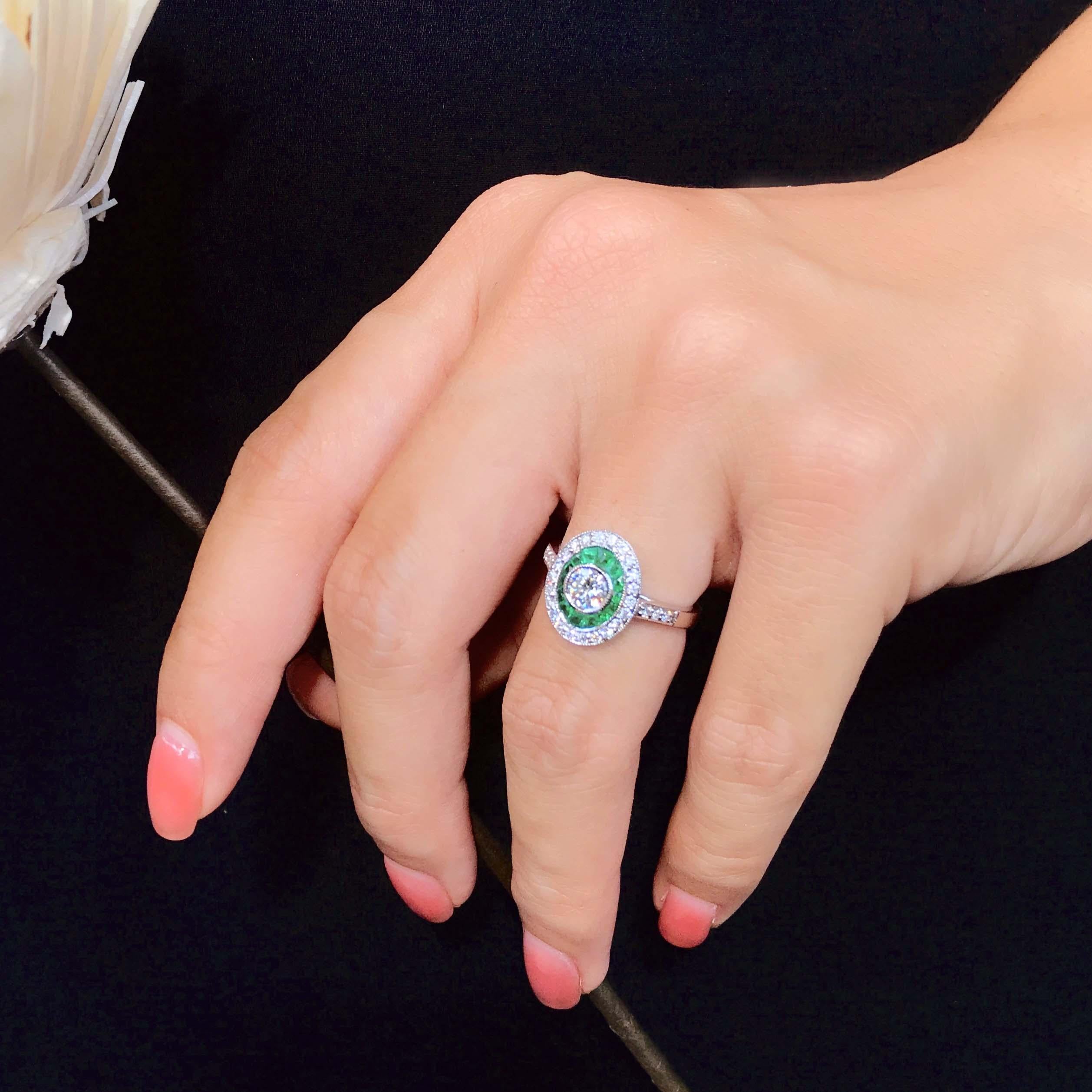Art Deco Style Diamond French Cut Halo Set Green Emerald Shield White Gold Ring (bague en or blanc sertie d'émeraudes vertes) Pour femmes en vente