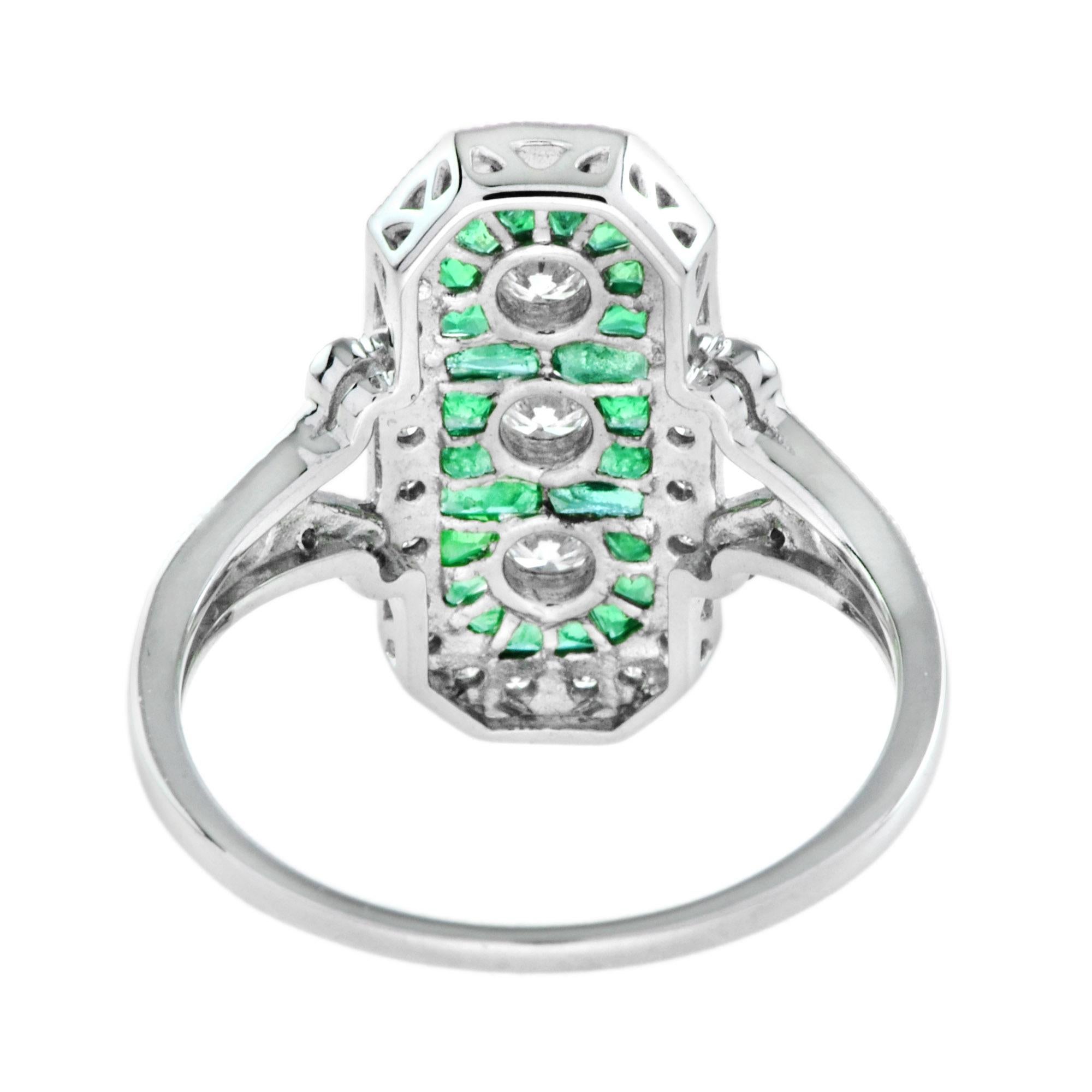 Taille française Bague bouclier en or blanc à trois pierres, diamants et émeraudes vertes, style Art Déco en vente