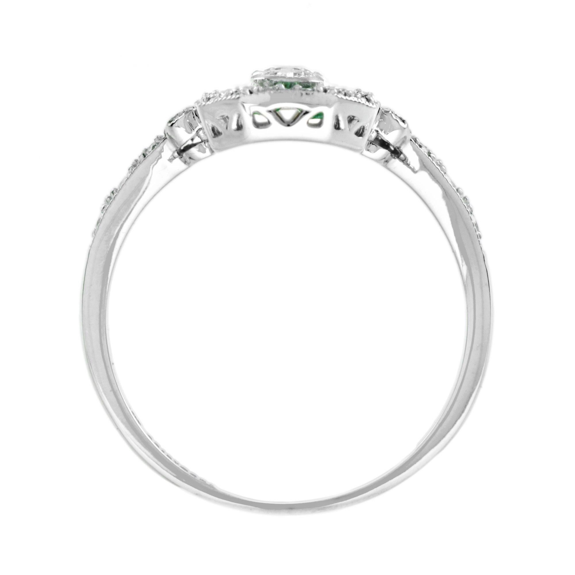 Bague bouclier en or blanc à trois pierres, diamants et émeraudes vertes, style Art Déco Neuf - En vente à Oakton, VA