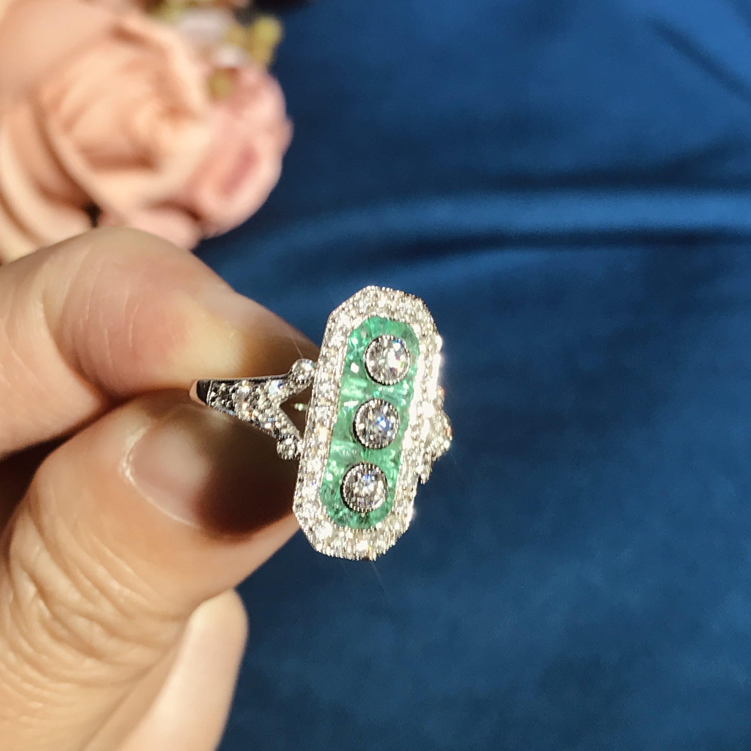 Bague bouclier en or blanc à trois pierres, diamants et émeraudes vertes, style Art Déco en vente 1