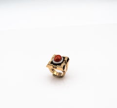 Bague cocktail de style Art déco en or jaune avec diamants, corail rouge méditerranéen et onyx