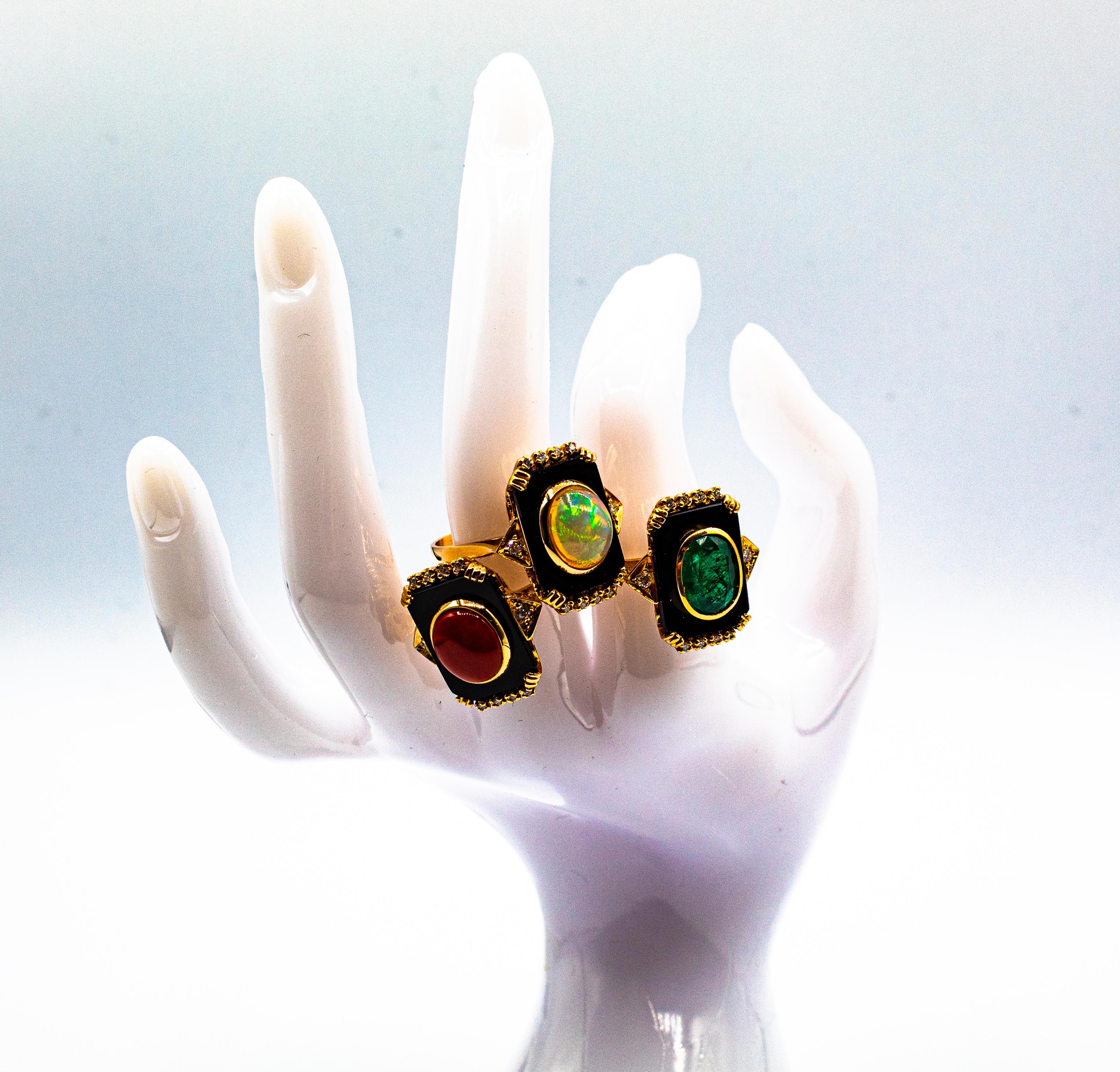 Anillo de cóctel de oro amarillo con coral rojo y ónix mediterráneo y diamantes de estilo art déco Cabujón en venta