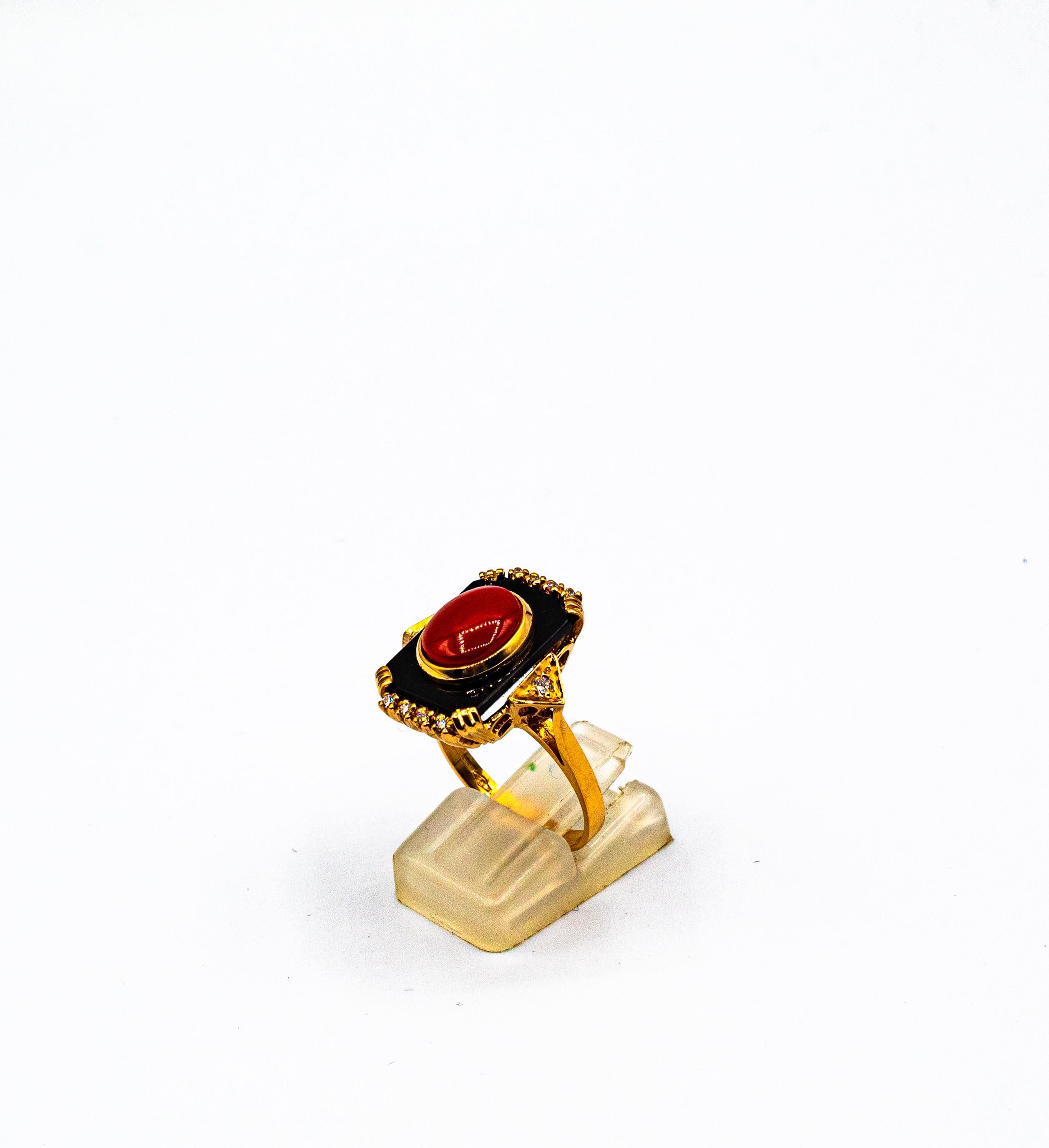 Femenino o masculino Anillo de cóctel de oro amarillo con coral rojo y ónix mediterráneo y diamantes de estilo art déco en venta