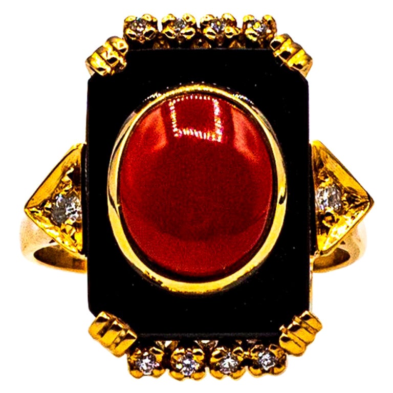Bague cocktail de style Art déco en or jaune avec diamants, corail rouge méditerranéen et onyx