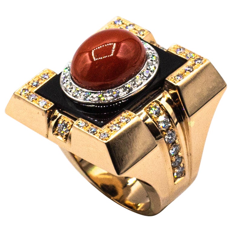 Anello da cocktail in stile Art Deco con diamante mediterraneo, corallo rosso e onice in oro giallo