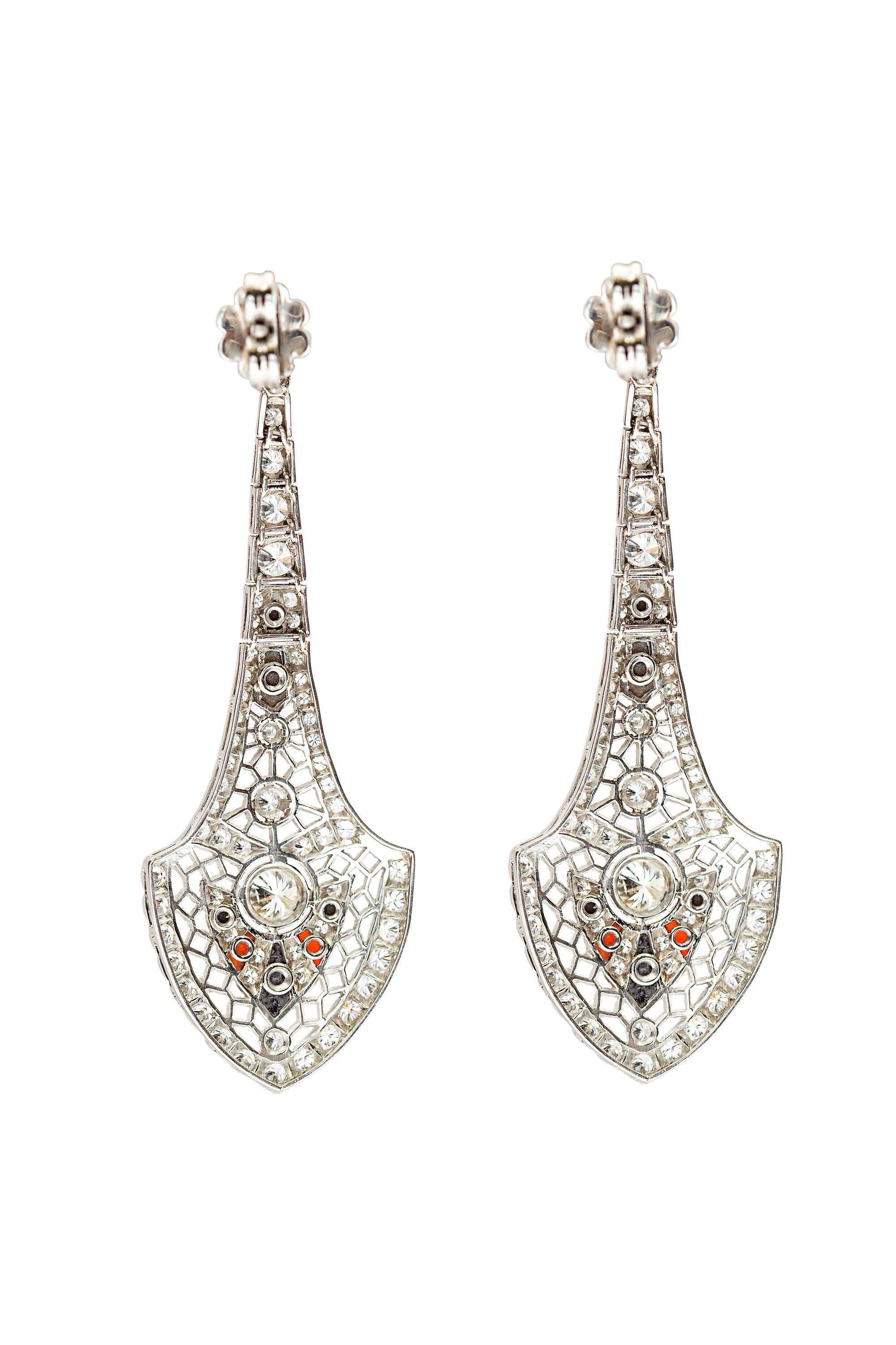Platin-Ohrringe im Art-déco-Stil mit Diamanten, Onyx und Korallen (Rundschliff) im Angebot