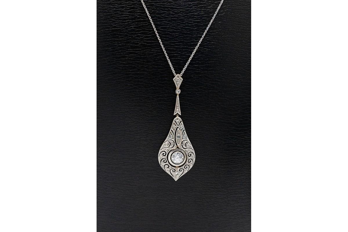 Pendentif Art déco ancien en or jaune 14 carats et platine.

Son point central est un diamant de taille brillant pesant environ 0,30 ct.

Le pendentif est également décoré de diamants taillés en rose, d'une valeur totale d'environ 0,04 ct.

Origine