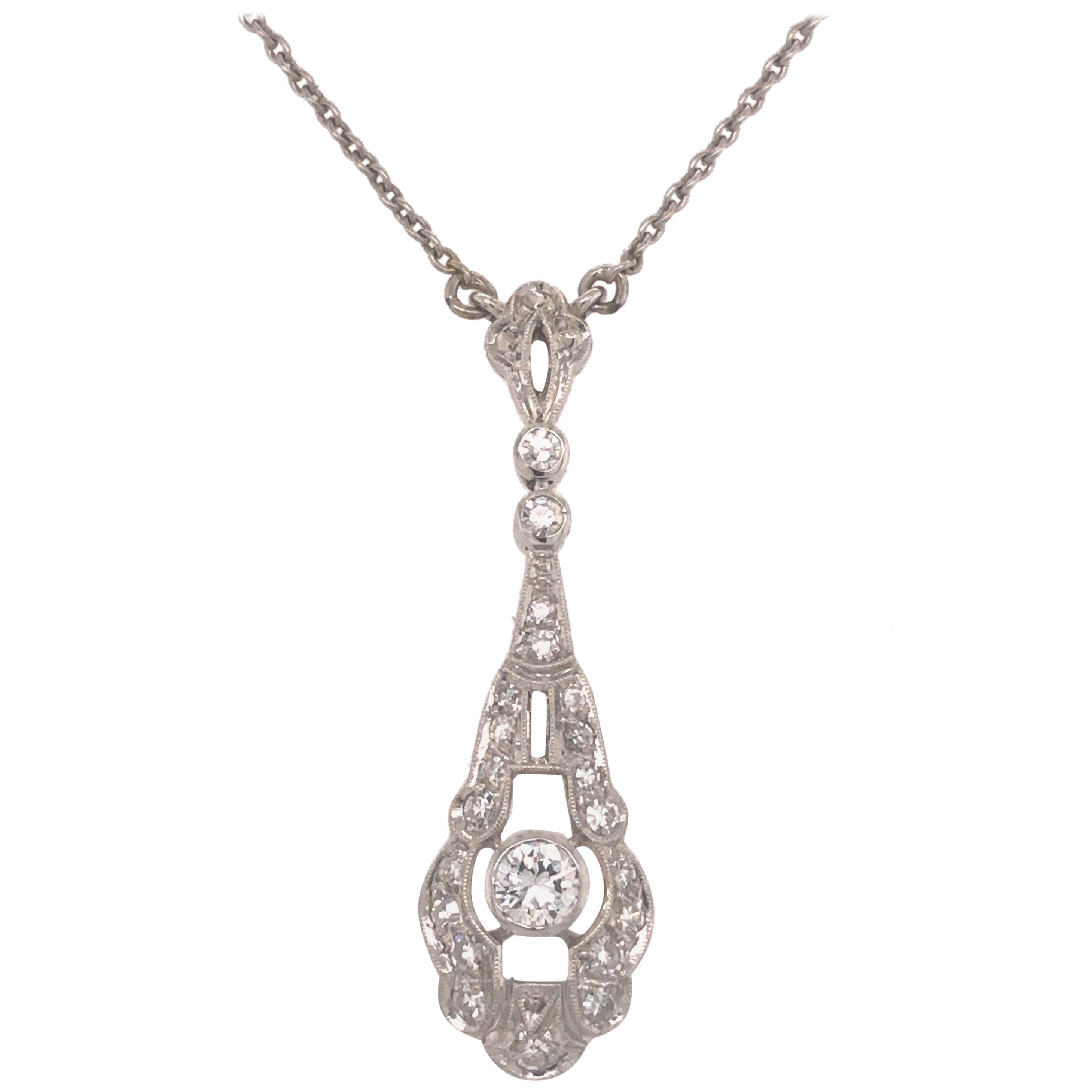 Collier pendentif de style Art déco en or blanc 18 carats avec diamants