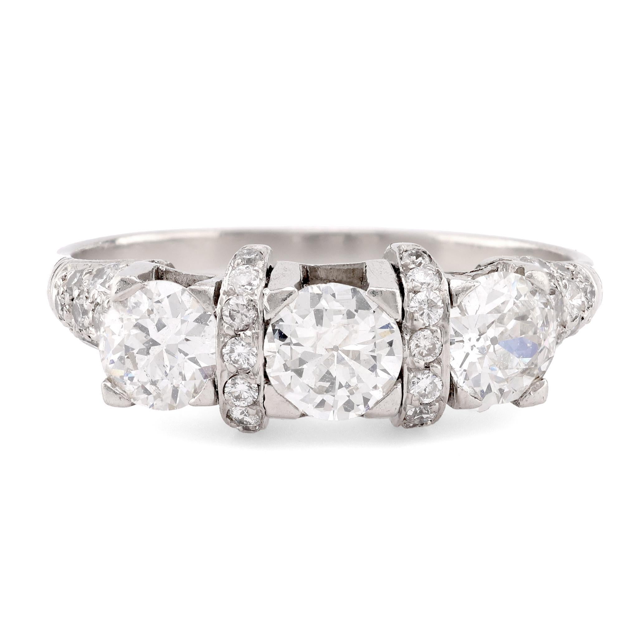 Diamant-Platin-Ring mit drei Steinen im Art-déco-Stil im Angebot