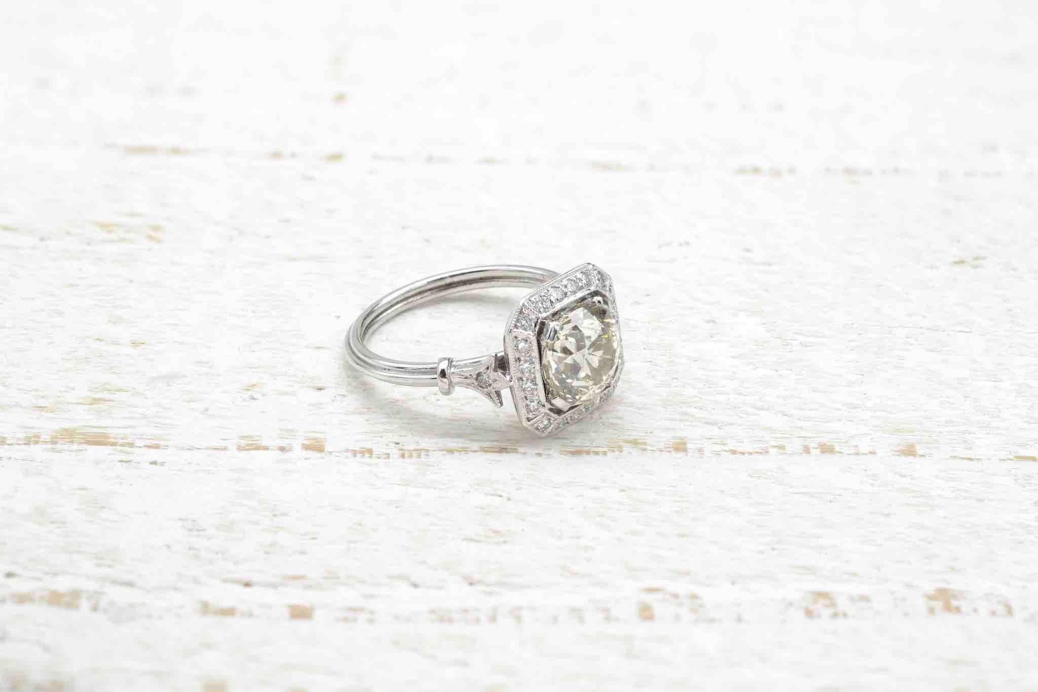 Art Deco style diamond ring in platinum In Good Condition For Sale In PARIS, FR
