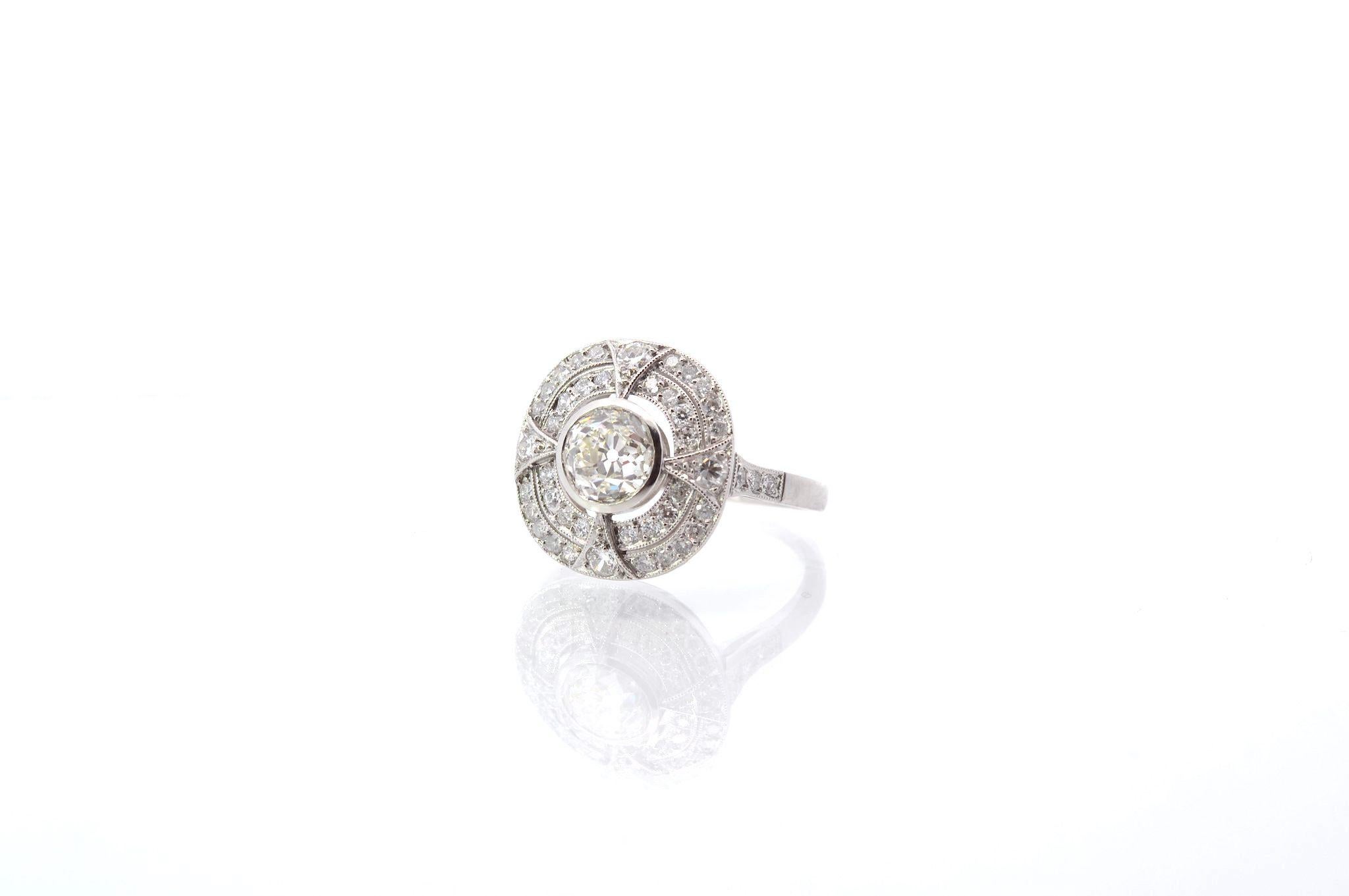 Art Deco style diamond ring in platinum In Good Condition For Sale In PARIS, FR