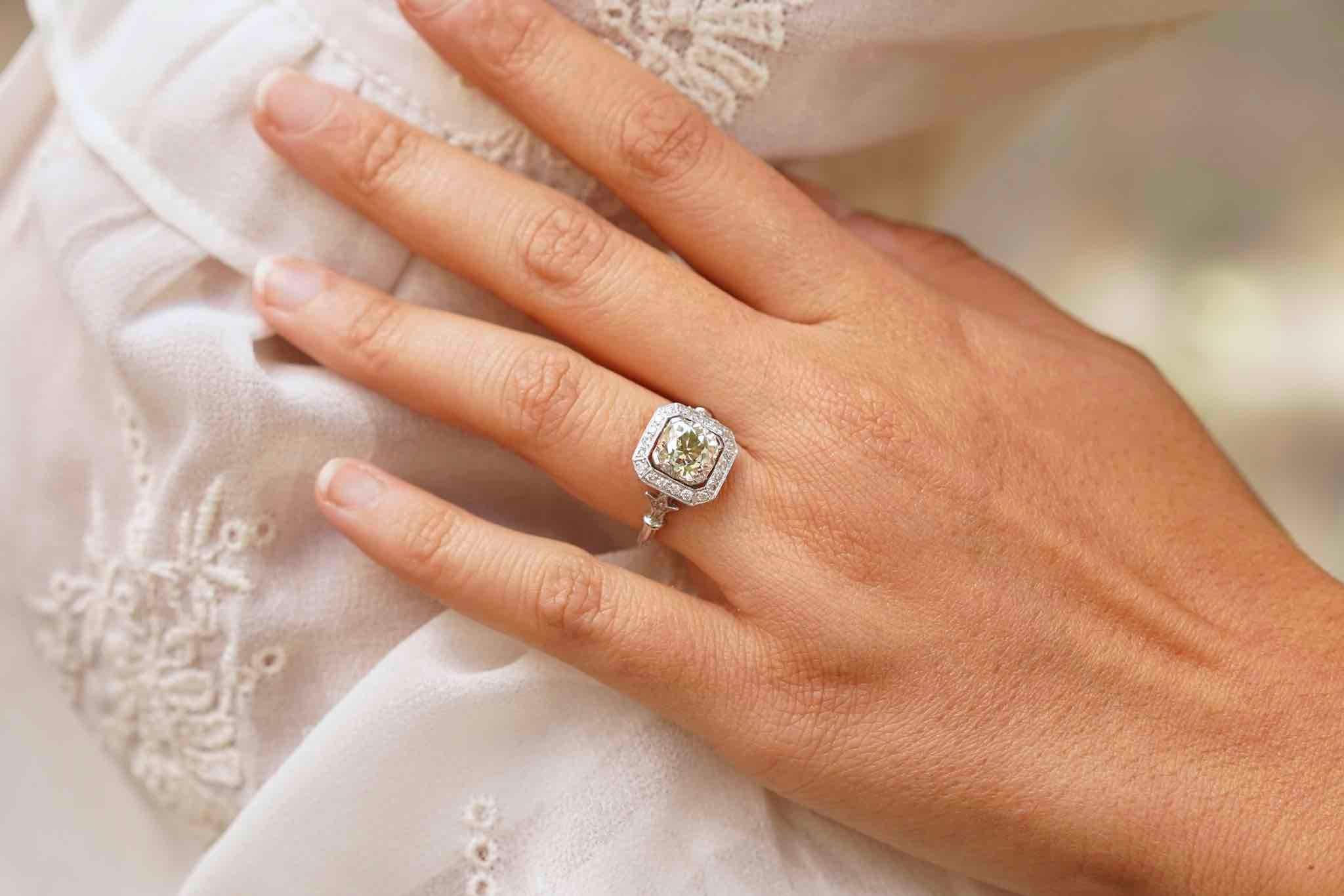 Women's or Men's Art Deco style diamond ring in platinum For Sale