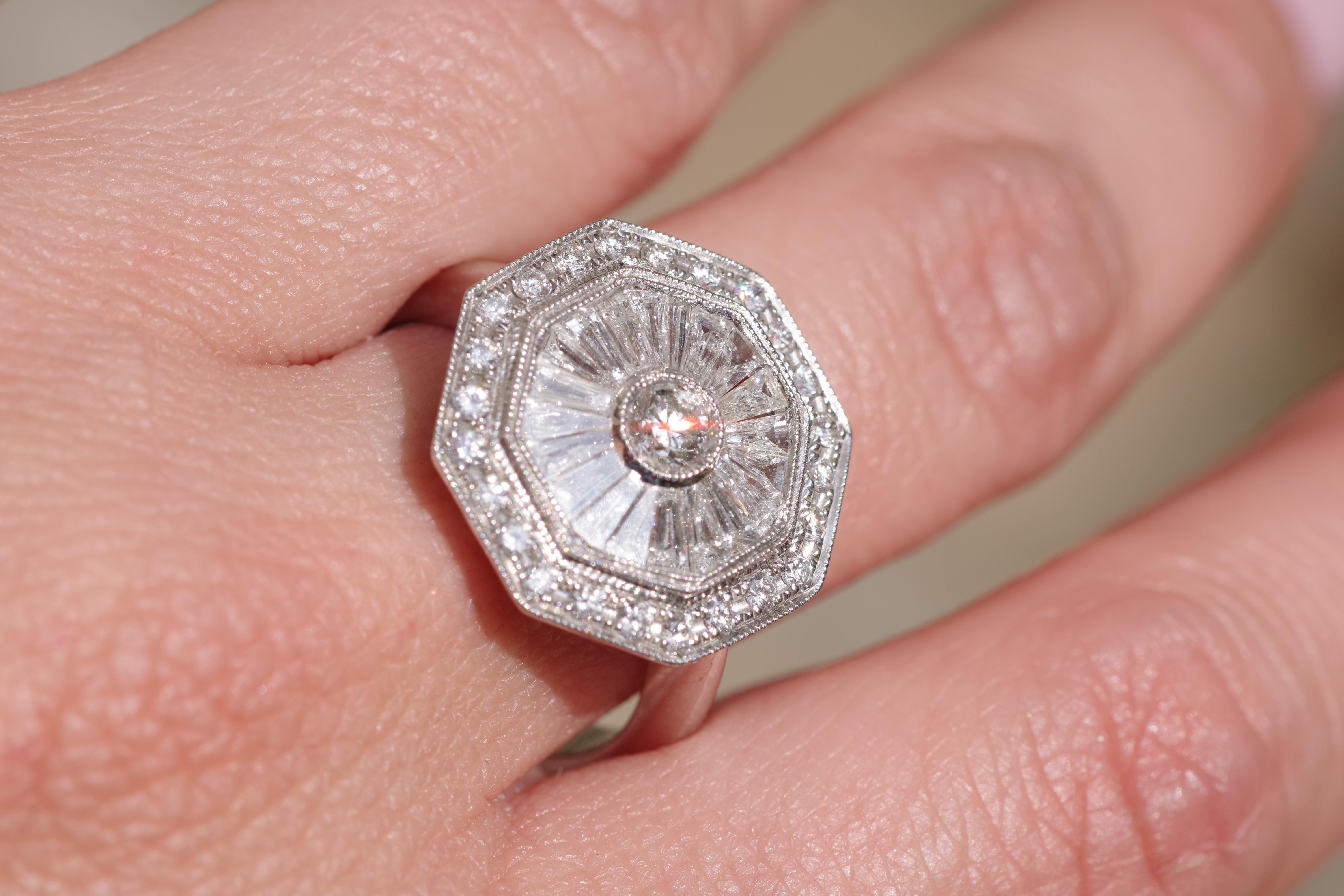 Diamantring im Art-déco-Stil aus Weißgold mit 18 Karat Diamanten im Angebot 4