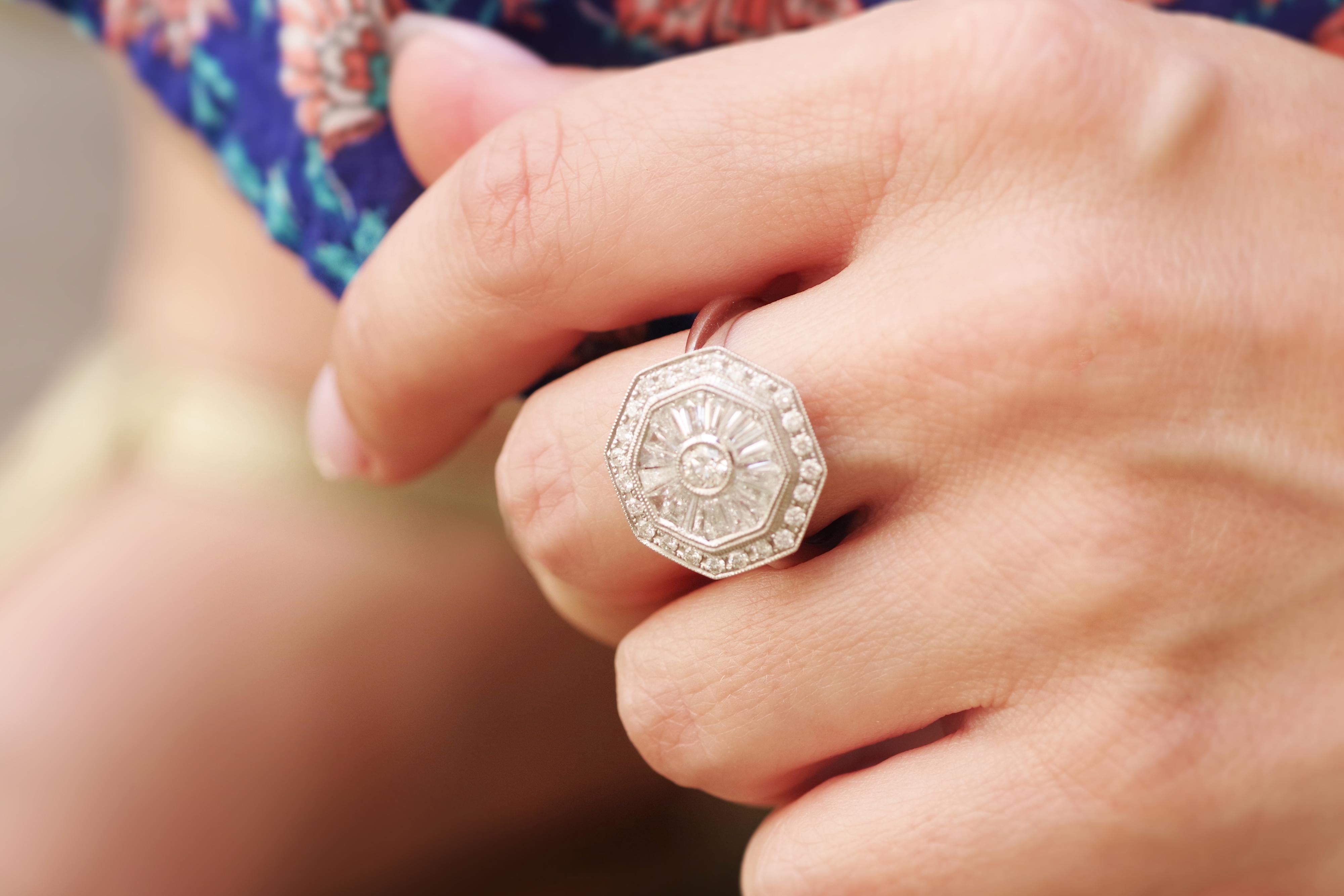 Diamantring im Art-déco-Stil aus Weißgold mit 18 Karat Diamanten im Angebot 5