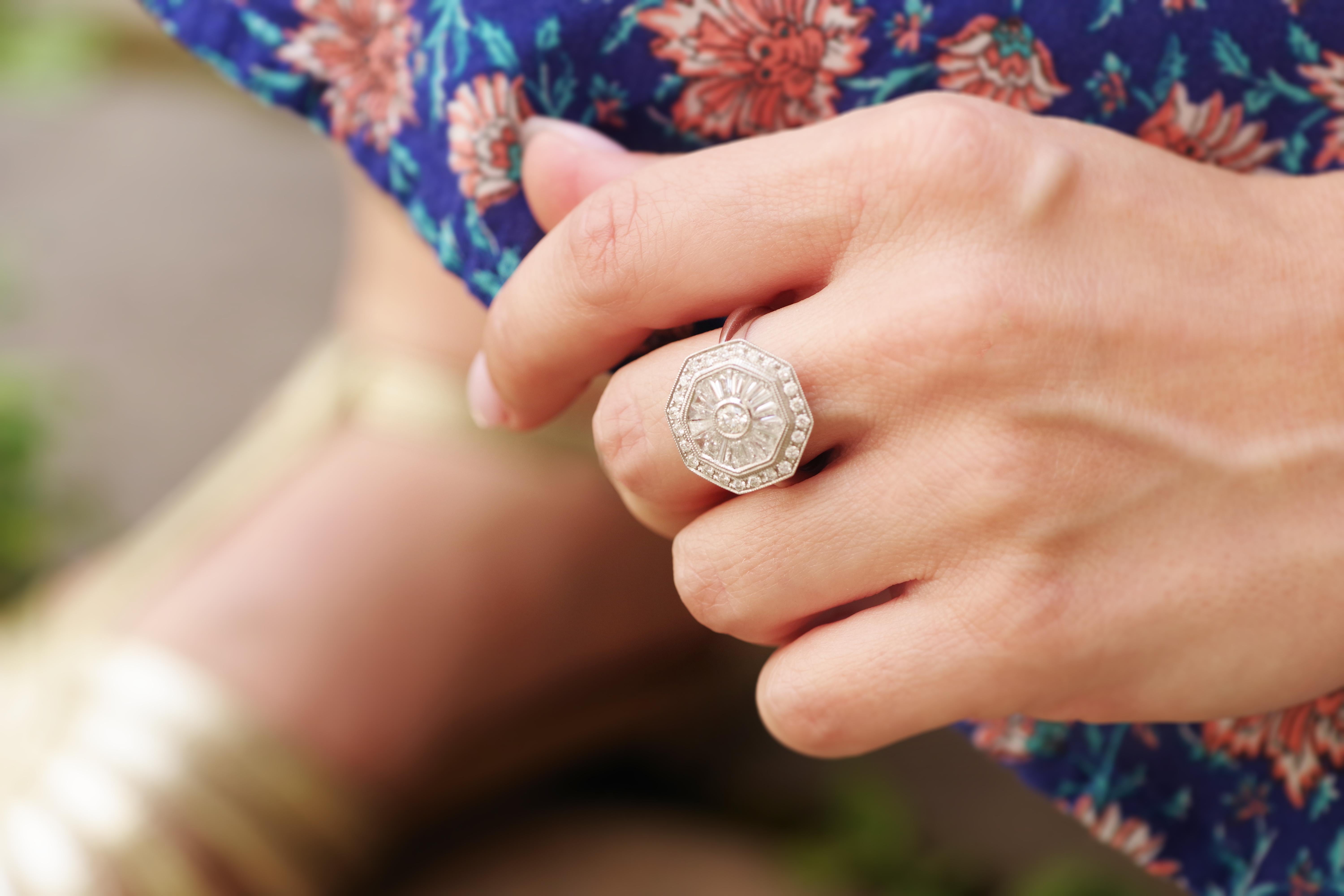 Diamantring im Art-déco-Stil aus Weißgold mit 18 Karat Diamanten im Angebot 6