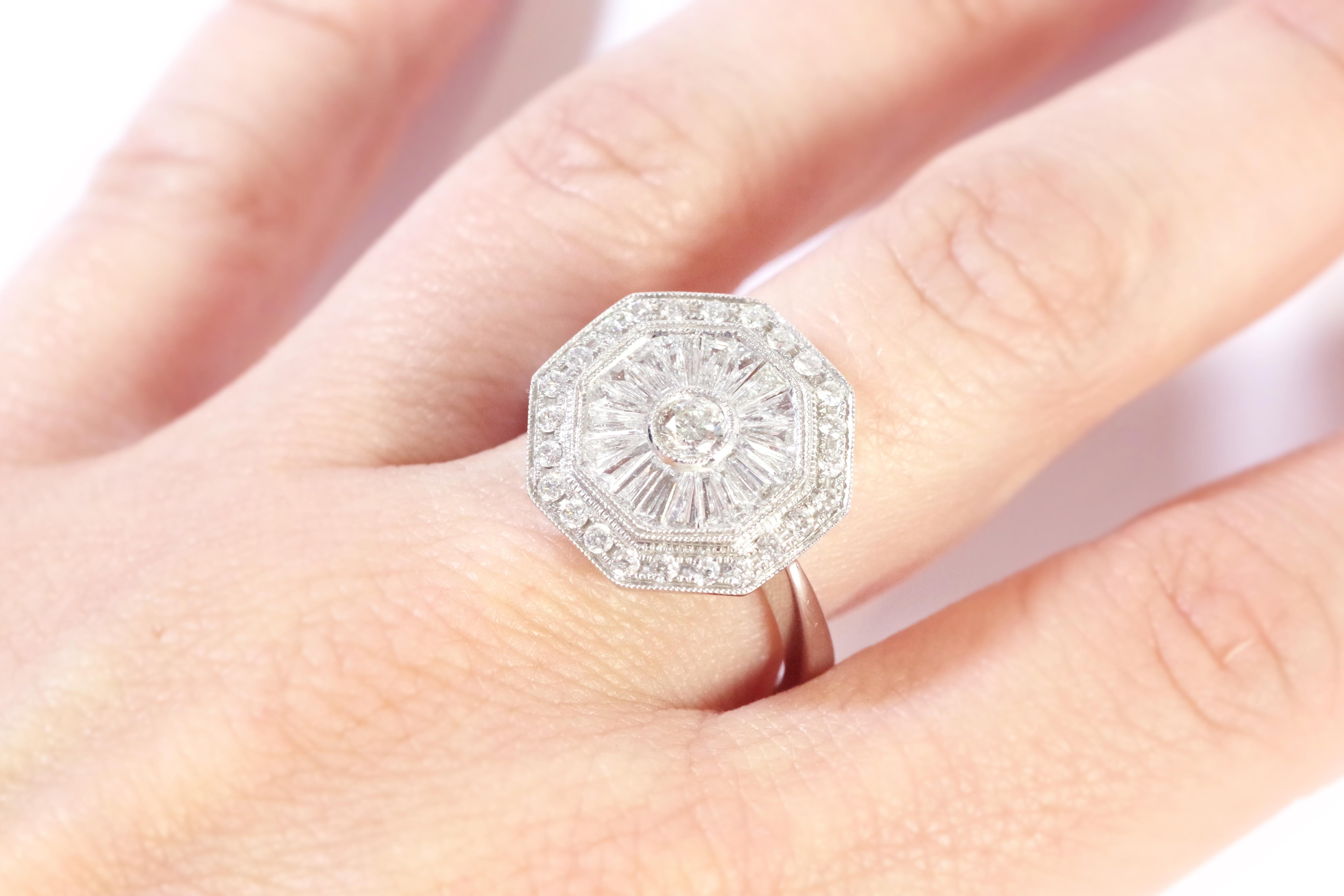 Diamantring im Art-déco-Stil aus Weißgold mit 18 Karat Diamanten im Angebot 1