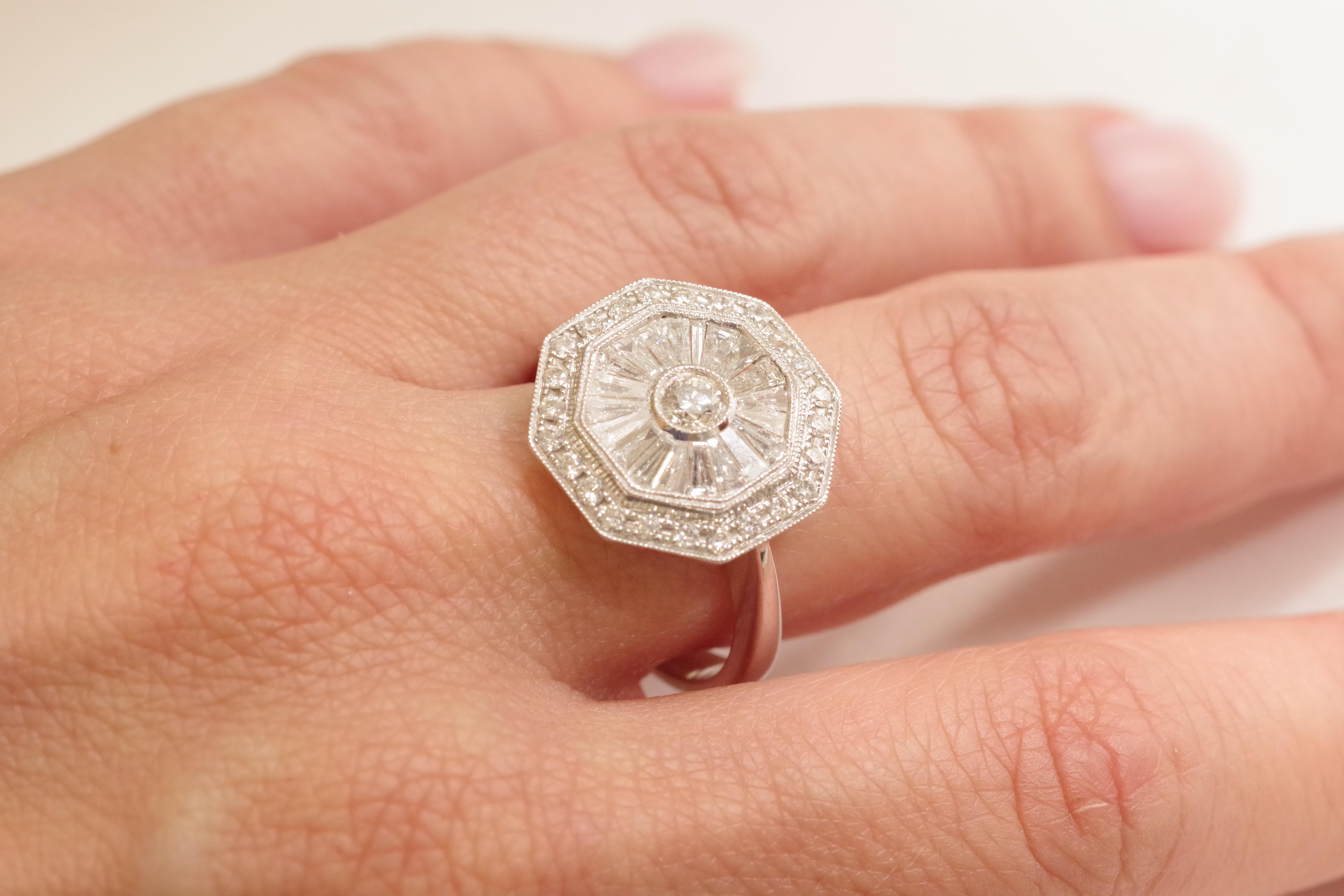 Diamantring im Art-déco-Stil aus Weißgold mit 18 Karat Diamanten im Angebot 2