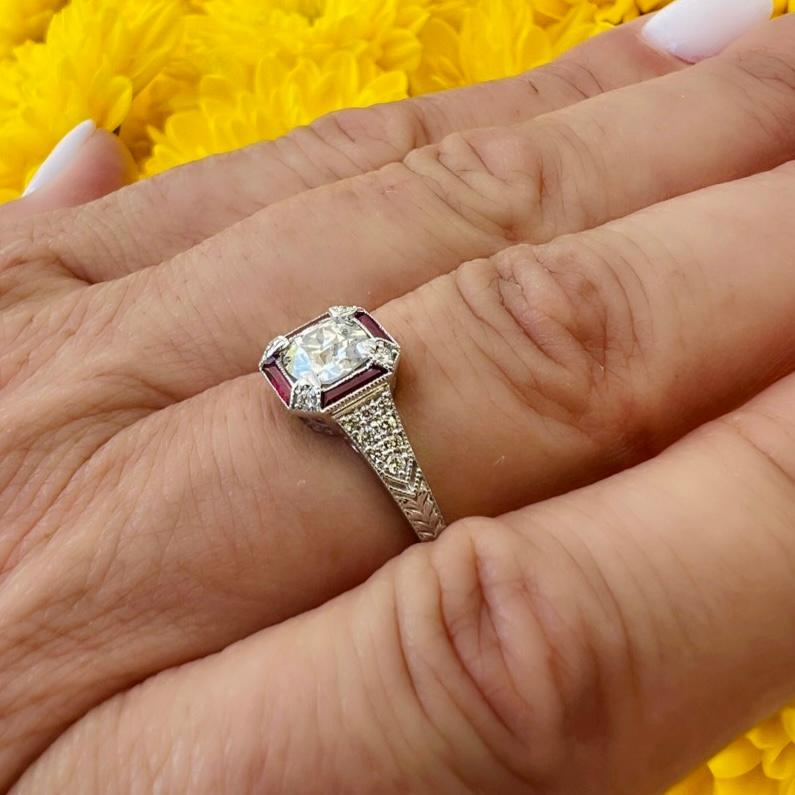 Verlobungsring im Art-déco-Stil mit Diamanten und Rubinen (Rundschliff) im Angebot
