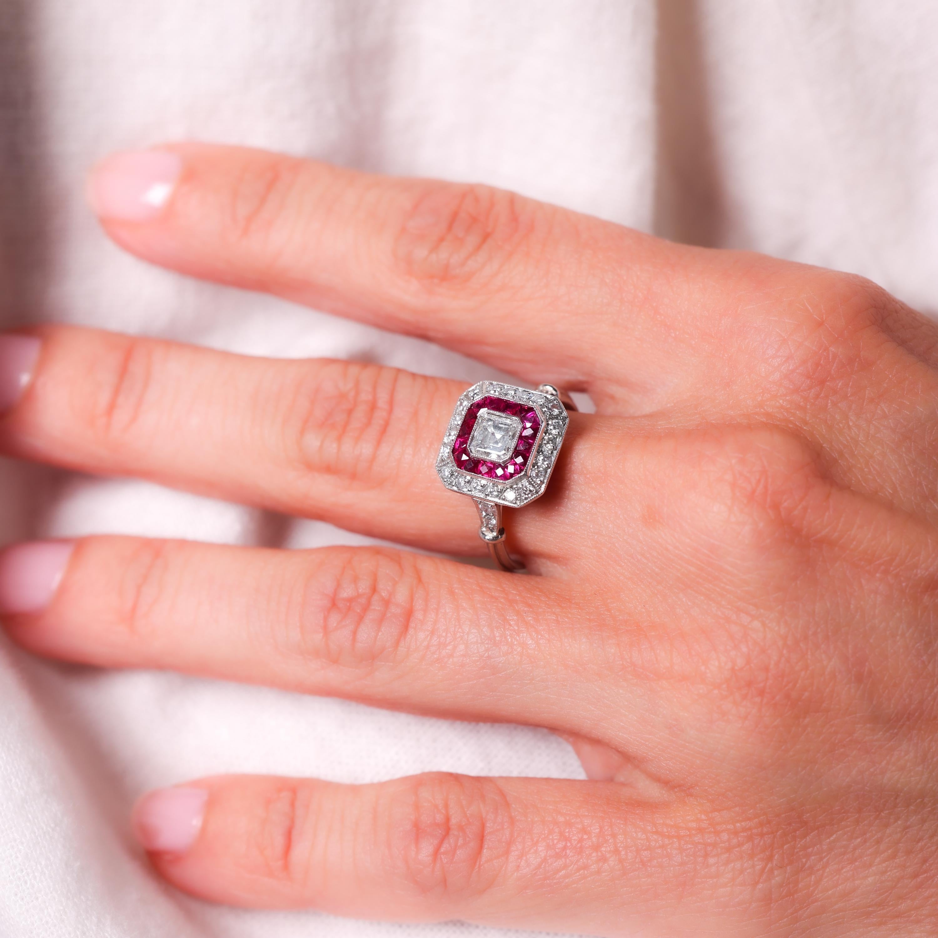 Taglio Asscher Anello aureolato quadrato in platino con diamante e rubino in stile Art Deco in vendita