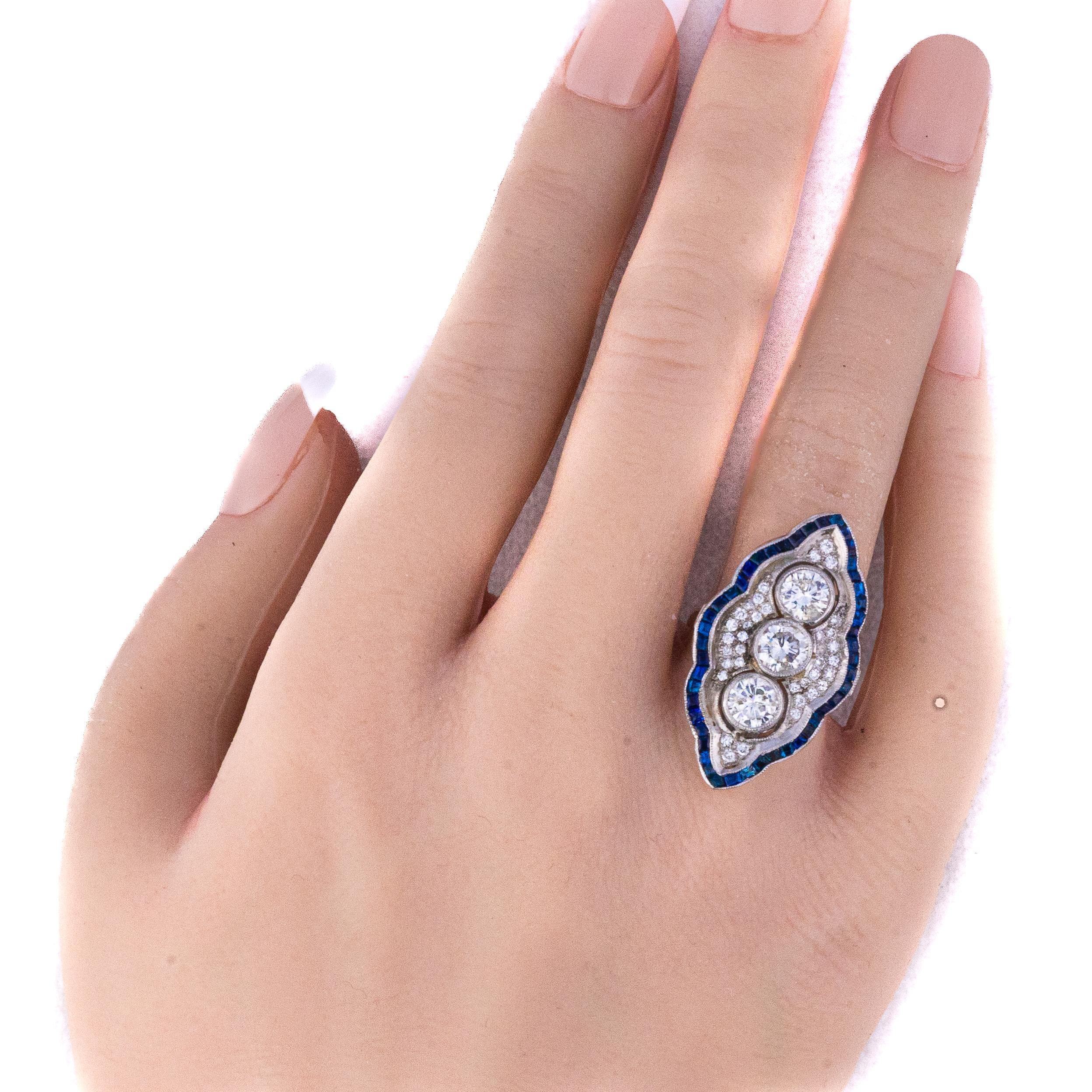 Taille ronde Bague de style Art déco avec diamant et saphir en forme de navette en vente