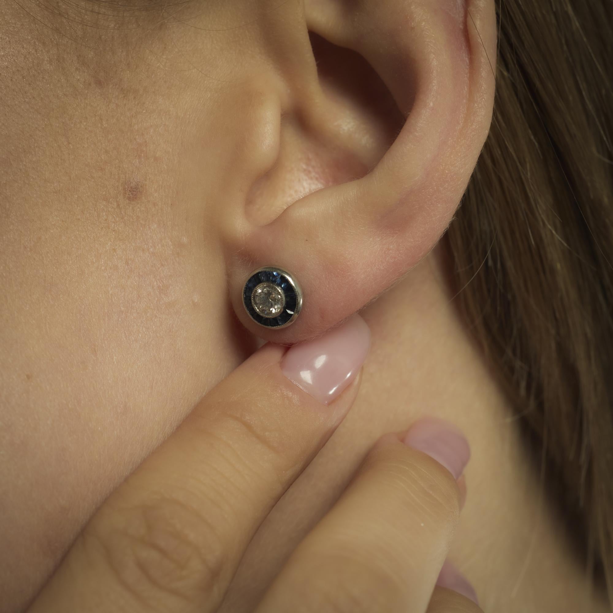 Borchie a bersaglio in platino con diamante e zaffiro in stile Art Deco In condizioni buone in vendita a Beverly Hills, CA