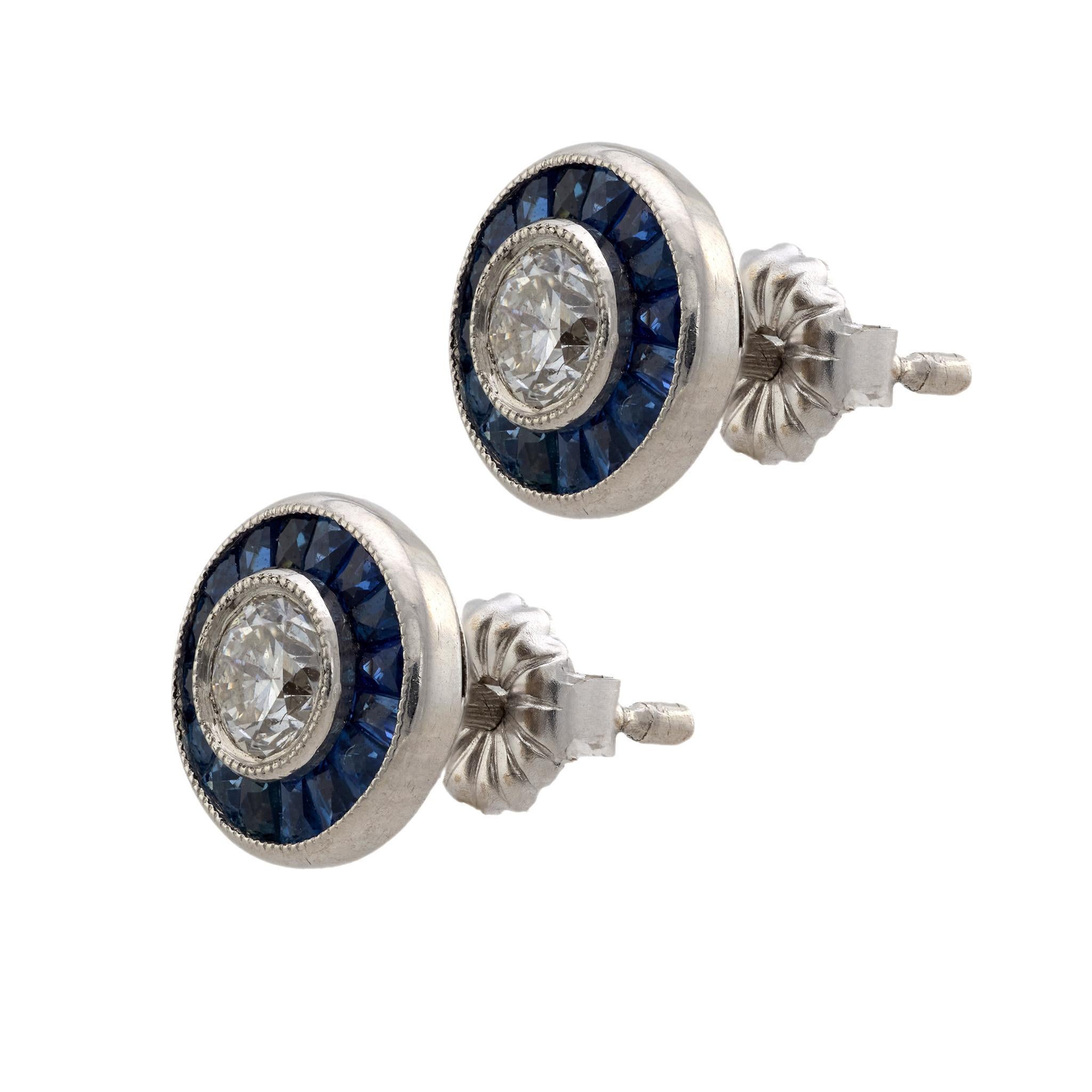 Donna Borchie a bersaglio in platino con diamante e zaffiro in stile Art Deco in vendita