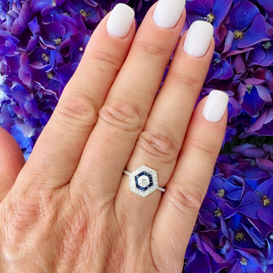Ring im Art-déco-Stil mit Diamanten und Saphiren im Zustand „Neu“ im Angebot in San Francisco, CA