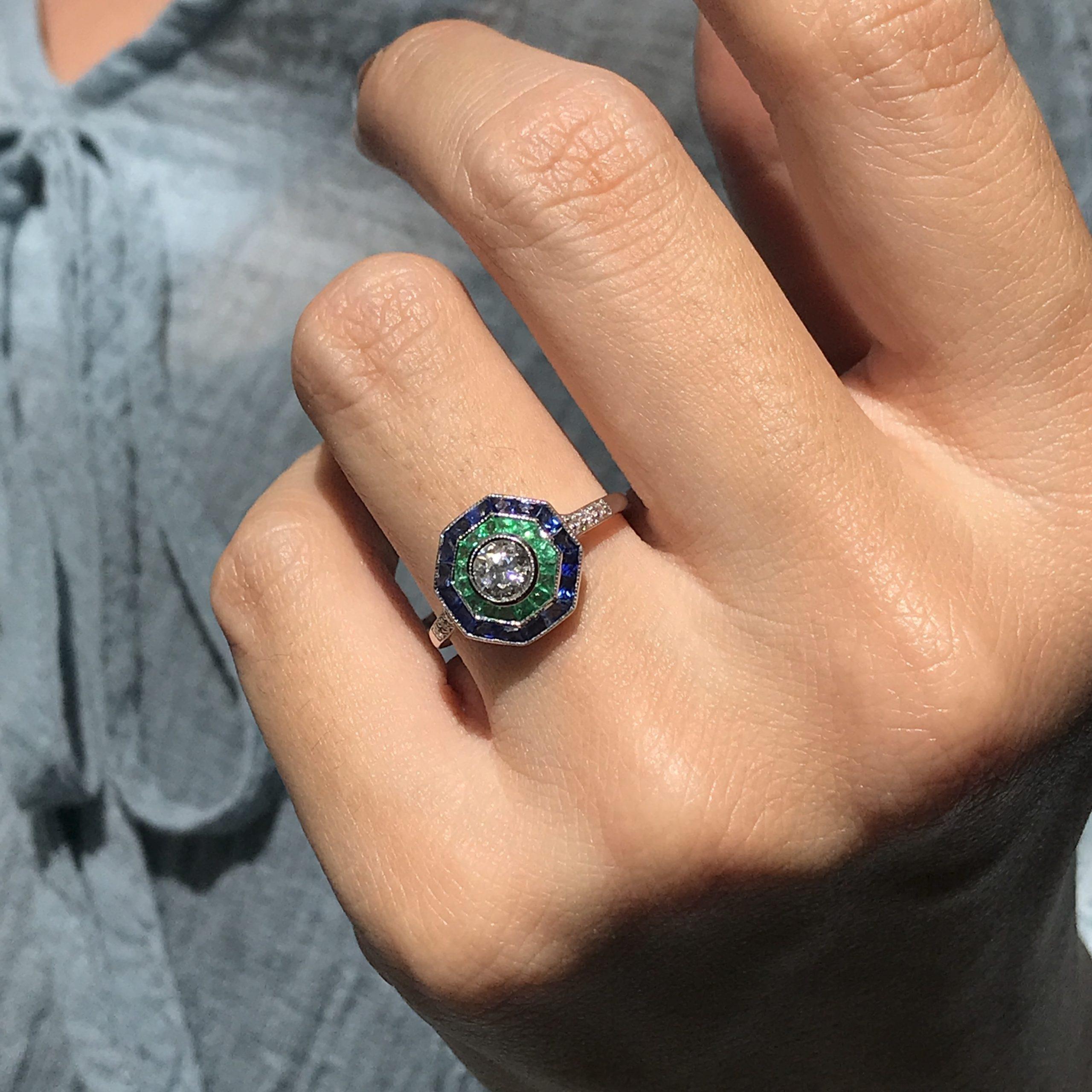 Bague en or blanc de style Art Deco avec diamant, saphir bleu et émeraude verte en halo en vente 4