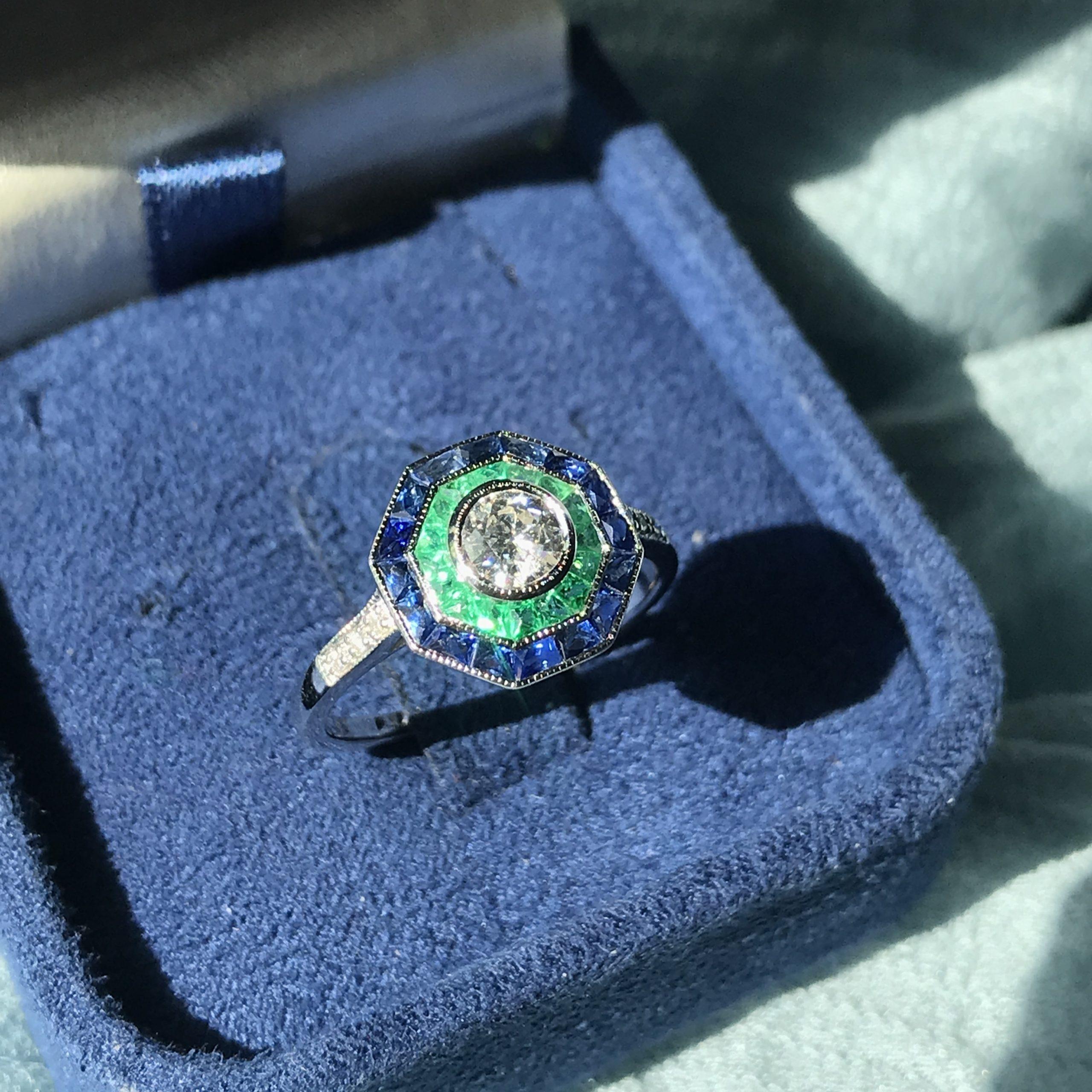 Bague en or blanc de style Art Deco avec diamant, saphir bleu et émeraude verte en halo Pour femmes en vente
